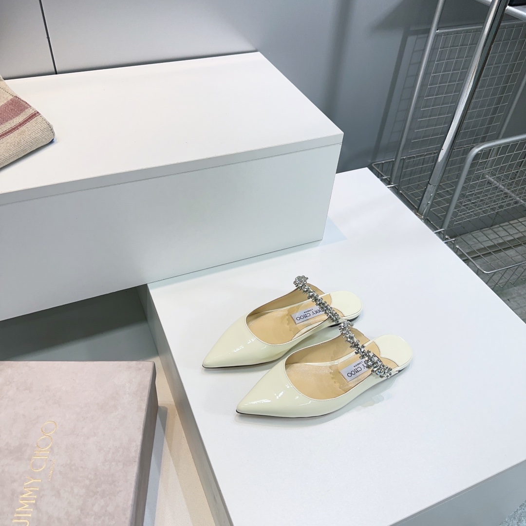 NO:787226,High quality flat bottom!  Top quality original order channel!  JlMMY CHOO Yangjie Zhou 2026 Spring and Summer Classic Diamond Chain Crystal Strap Women's Flat Bottom, High Heel Pointed Toe Sandals Wedding Shoes!  Official genuine welded crystal chain and shoe last, absolutely one-to-one high-end goods. What kind of fairy shoes are these?  Australian K9 diamond pointed toe diamond shoes are simply beautiful!  The crystal diamond necklace is densely inlaid, weaving a starlight curtain, which is dazzling. When you take a picture on your feet, you will instantly get likes and fashionable atmosphere. 'A little sparkle, a dazzling light, a romantic photo is ready, illuminating your good mood. The upper is made of imported calf patent leather, the lining is made of fine sheepskin, and the original leather outsole imported from Italy. Heel height: flat, 8.5cm. Size: 34-41 (34 40)  41 (non-refundable)) Comes with original packaging, half drag, sandals, necklace, sheepskin, Leather soles19860909高品质平底！顶级品质原单渠道！JlMMY CHOO周仰杰2026春夏经典钻链水晶表带女士平底、高跟尖头凉鞋婚鞋！ 官方正版焊接水晶色链条和鞋楦,绝对一比一的高端货 这是什么神仙鞋？澳大利亚K9钻尖头镶钻单鞋,简直是美上天了！水晶钻项链密密镶嵌,织出星光幕布,晶莹耀目,上脚拍图即刻让你占领点赞,时髦大气.”点点闪耀,璀璨炫光,浪漫的写真就绪,照亮你的好心情. 鞋面采用进口小牛漆皮 内里垫脚上等羊皮 意大利进口原色真皮大底 跟高:平跟、8.5cm 码数:34-41（34 40 41定不退换） 配原版包装,半拖,sandals,necklace,sheepskin,Leather soles,Women's Shoes