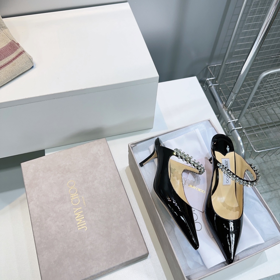 NO:787228,High quality heels!  Top quality original order channel!  JlMMY CHOO Yangjie Zhou 2026 spring and summer classic jc diamond chain crystal strap ladies flat bottom, high heel pointed toe sandals wedding shoes!  Official genuine welded crystal chain and shoe last, absolutely one-to-one high-end goods. What kind of fairy shoes are these?  Australian K9 diamond pointed toe diamond shoes are simply beautiful!  The crystal diamond necklace is densely inlaid, weaving a starlight curtain, which is dazzling. When you take a picture on your feet, you will instantly get likes and fashionable atmosphere. 'A little sparkle, a dazzling light, a romantic photo is ready, illuminating your good mood. The upper is made of imported calf patent leather, the lining is made of fine sheepskin, and the original leather outsole imported from Italy. Heel height: flat, 8.5cm. Size: 34-41 (34 40)  41 (non-refundable)) Comes with original packaging, half drag, sandals, necklace, sheepskin, Leather soles19860909高品质高跟！顶级品质原单渠道！JlMMY CHOO周仰杰2026春夏经典jc钻链水晶表带女士平底、高跟尖头凉鞋婚鞋！ 官方正版焊接水晶色链条和鞋楦,绝对一比一的高端货 这是什么神仙鞋？澳大利亚K9钻尖头镶钻单鞋,简直是美上天了！水晶钻项链密密镶嵌,织出星光幕布,晶莹耀目,上脚拍图即刻让你占领点赞,时髦大气.”点点闪耀,璀璨炫光,浪漫的写真就绪,照亮你的好心情. 鞋面采用进口小牛漆皮 内里垫脚上等羊皮 意大利进口原色真皮大底 跟高:平跟、8.5cm 码数:34-41（34 40 41定不退换） 配原版包装,半拖,sandals,necklace,sheepskin,Leather soles,Women's Shoes