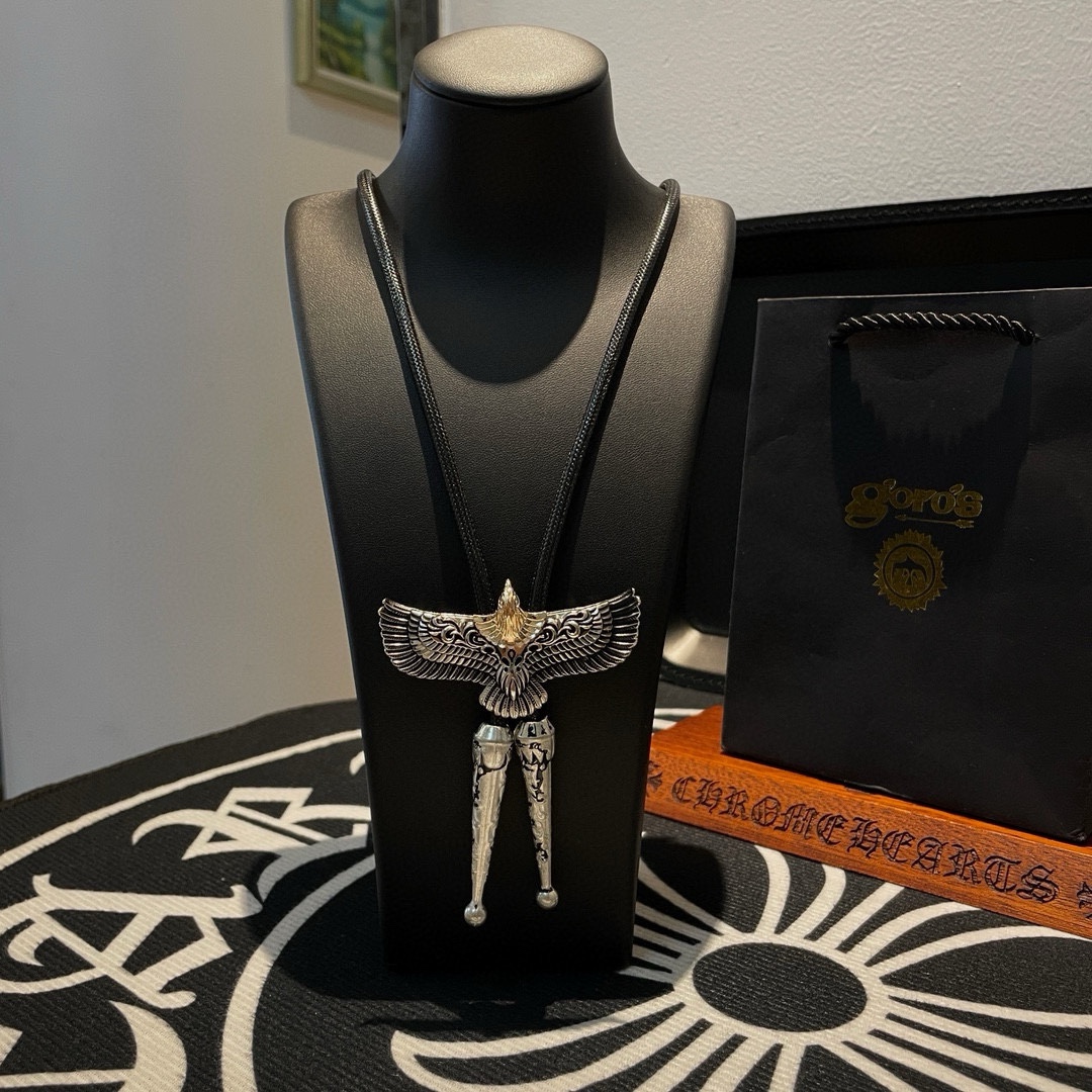 NO:108812,[New Products are on the Shelves] Goro’s Takahashi Goro Eagle Pendant, Takahashi Classic Leather Rope Necklace, Top Version, Accepted Exclusive Shooting, Focus on the High-end Market, Kuaishou/ins/Xiaohongshu popular models, absolutely different from ordinary versions!  The details of the picture product are consistent with ZP!  Original production process, precision quality, purely handmade, authentic model opening, fashion essentials, both men and women can wear, same couple style, rock punk silver style, retro elements, trendy and versatile, same style on the official website, fine jewelry, necklace19860909批【新品上架】Goro’s高桥吾郎老鹰吊坠,高桥经典皮绳项链,顶级版本,认准独家拍摄,主攻高端市场 ,快手/ins/小红书热门款,绝对区别普通版本！图片产品细节与ZP一致！原版制作工艺 精工品质 纯手工打造 ～正品开模潮流时尚必备 男女均可佩戴 情侣款同款 摇滚朋克泰银风格 复古元素 潮流百搭 官网同款,饰品精品,necklace,Jewelry