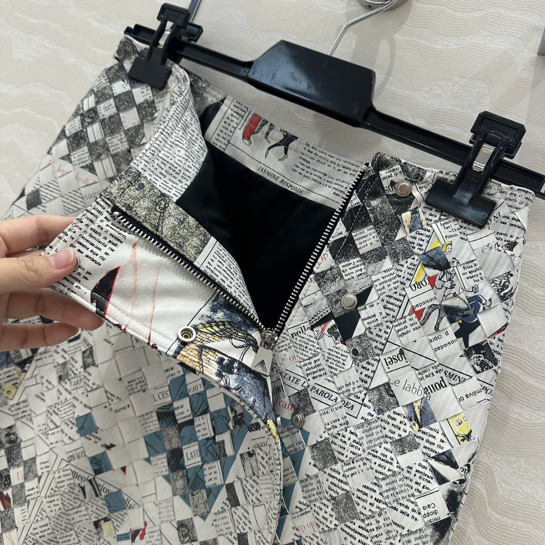 Limited Edition Graffiti Newspaper Women’s Suit: High-End Quality, Stylish BV Knitting Process - 图片 4