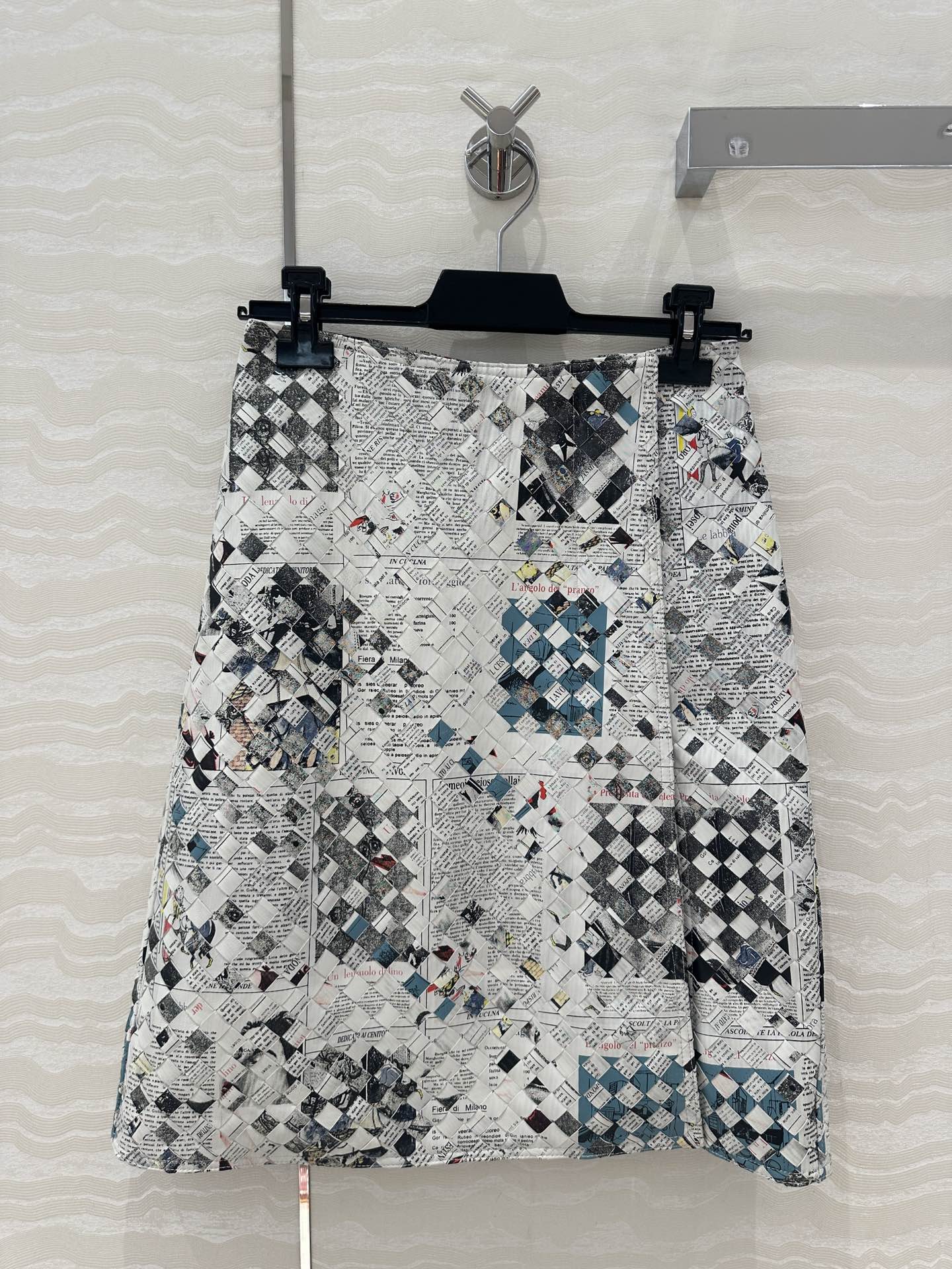 Limited Edition Graffiti Newspaper Women’s Suit: High-End Quality, Stylish BV Knitting Process - 图片 1