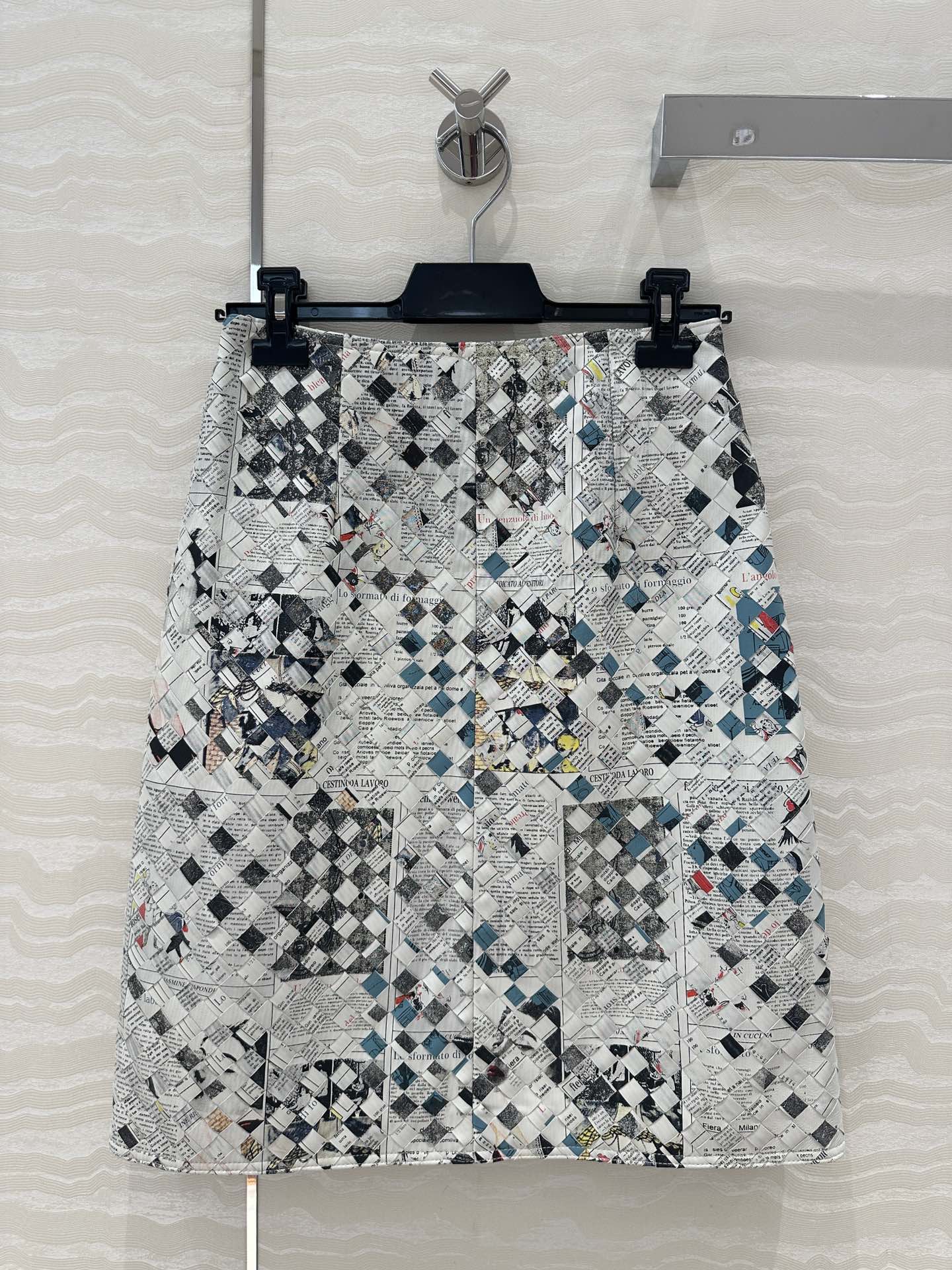 Limited Edition Graffiti Newspaper Women’s Suit: High-End Quality, Stylish BV Knitting Process - 图片 9