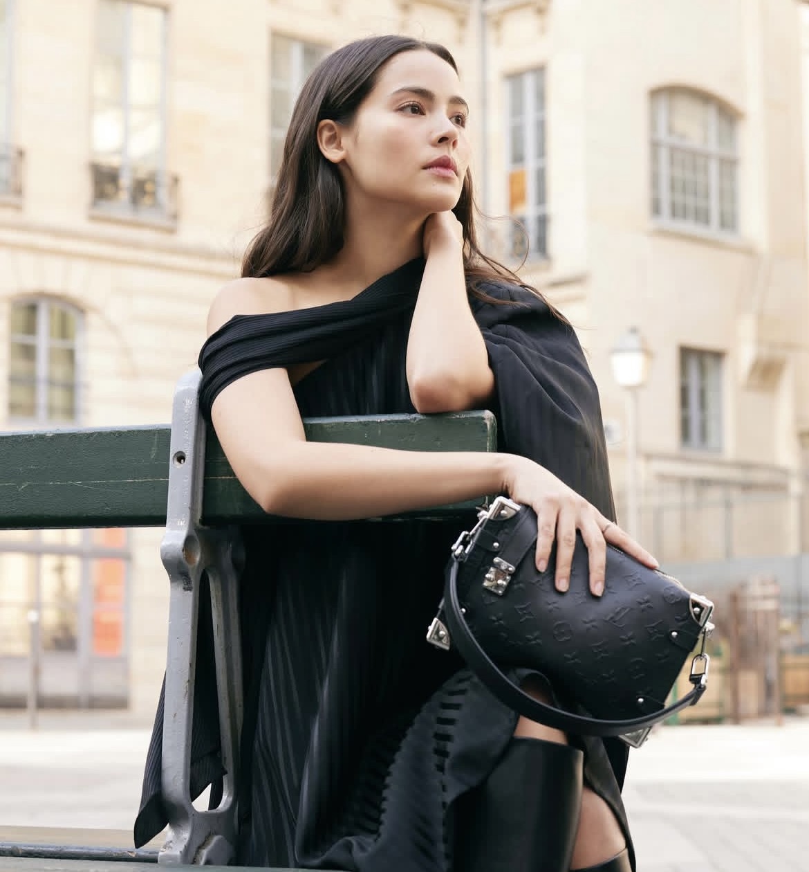 【SIDE TRUNK 中号手袋】 M14572 黑色（浮压纹）模特图