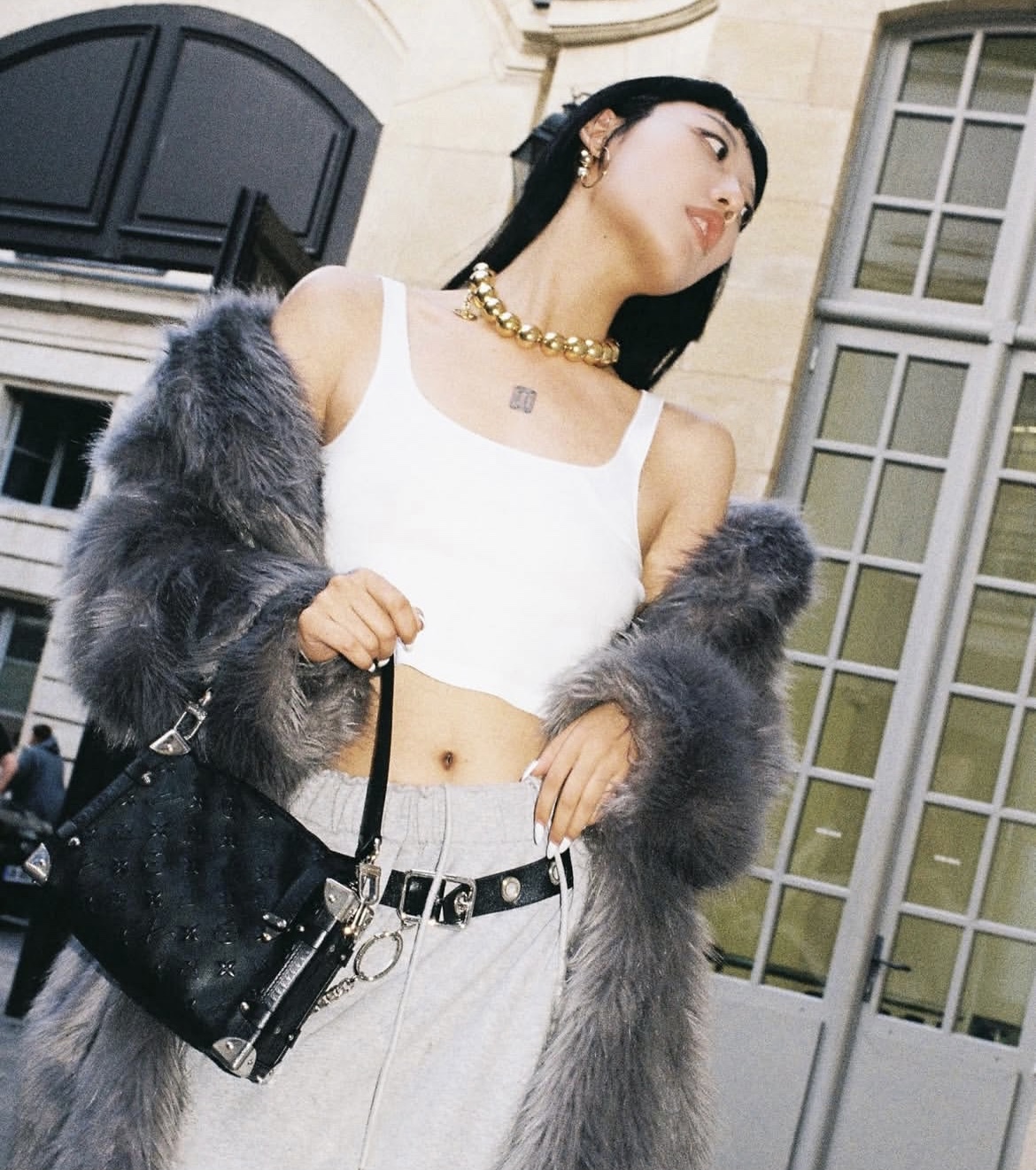 【SIDE TRUNK 中号手袋】 M14572 黑色（浮压纹）模特图