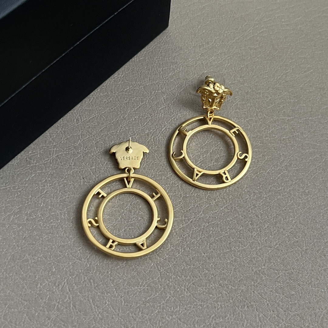 Luxury Italian Brand Versace: Unique Fashion Empire with Distinct Design Style - 图片 6