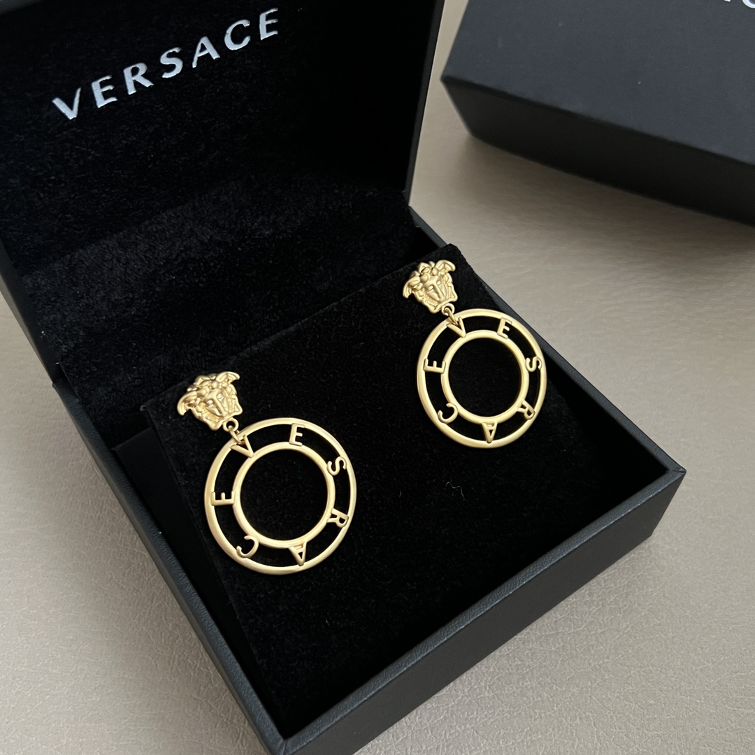 Luxury Italian Brand Versace: Unique Fashion Empire with Distinct Design Style - 图片 3