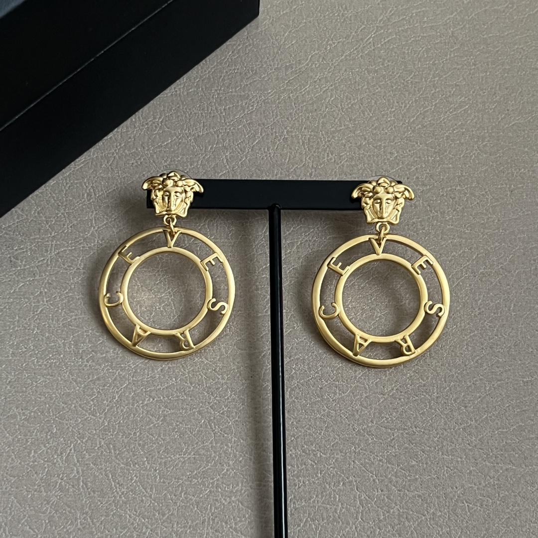 Luxury Italian Brand Versace: Unique Fashion Empire with Distinct Design Style - 图片 5