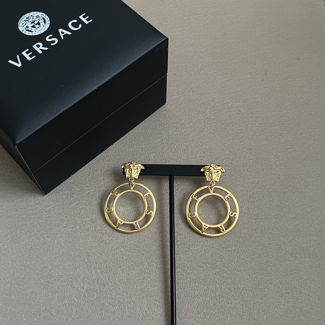 Luxury Italian Brand Versace: Unique Fashion Empire with Distinct Design Style - 图片 4