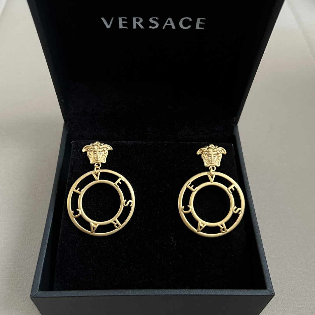 Luxury Italian Brand Versace: Unique Fashion Empire with Distinct Design Style - 图片 2