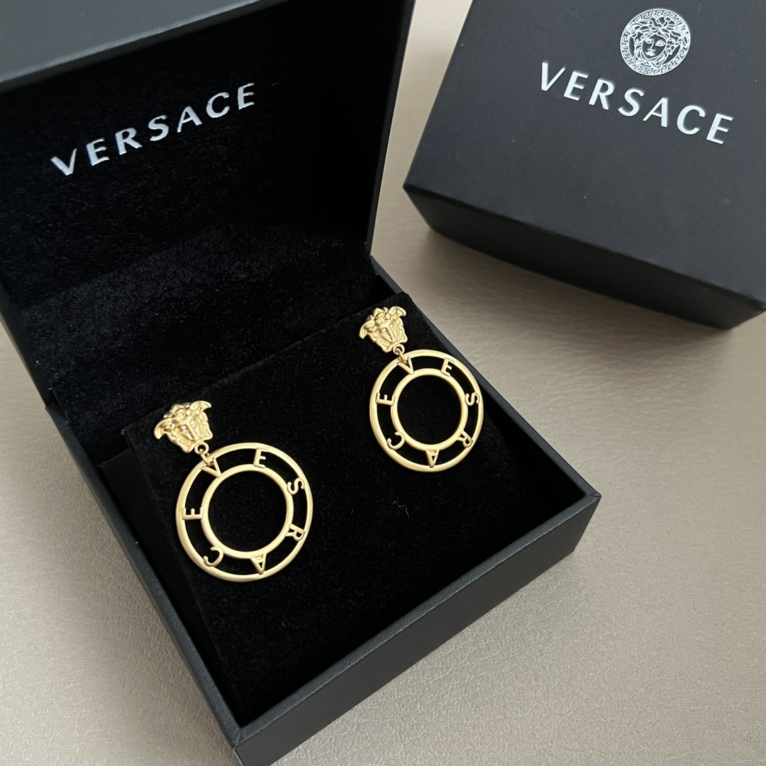 Luxury Italian Brand Versace: Unique Fashion Empire with Distinct Design Style - 图片 1