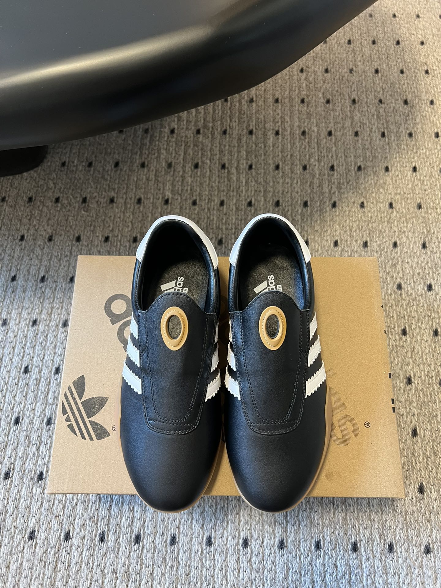 NO:418641,Top version Adidas 25ss Spring and Summer New Style, One-Step Flat Taekwondo Shoes, Casual Shoes, It's simply the 'traffic harvester' in the sneaker industry!  Paired with Adidas three-stripe elements, this color scheme is really a favorite!  !  !  Focusing on comfort and versatility, your outfits become professional and fashionable in an instant!  Whether it is training or daily travel, it can make it easy for you to control it!  Upper original imported cowhide/horse hair inner foot pad sheepskin original customized rubber outsole Size#35-39 (40 custom non-return and exchange), casual shoes/sports shoes, adidas, sneakers, cowhide, sheepskin19860909顶级版本 Adidas 阿迪达斯 25ss春夏新款 一脚蹬 平底 跆拳道鞋 休闲鞋 简直就是球鞋界的“流量收割机”！ 搭配阿迪达斯三条纹元素,这种配色真的爱了！！！ 以舒适百搭为主打,瞬间让你的穿搭变得专业又时尚！无论是训练还是日常出行,它都能让你轻松驾驭！ 鞋面原版进口牛皮/马毛 内里垫脚羊皮 鞋底原版定制橡胶大底 Size#35-39（40 定制不退换）,休闲鞋/运动鞋,adidas,sneakers,cowhide,sheepskin,Women's Shoes