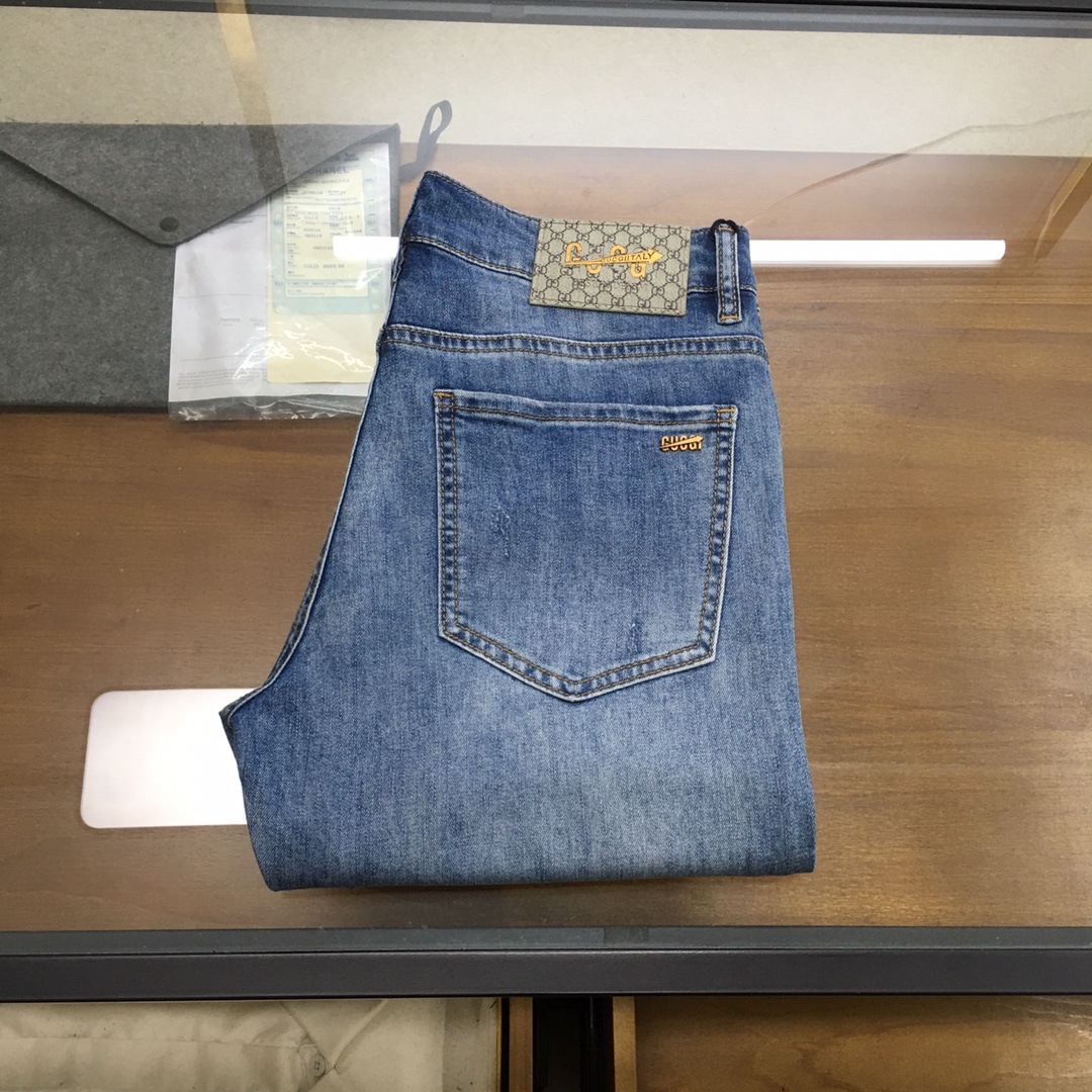 NO:424920,New product [Gu.ci] Men's fashionable jeans trousers!  Trading companies have sparse channels and are on sale on the leading official website!  The latest trouser items are dedicated, and all quality-controlled male fans must buy. Such a pair of jeans can be afforded rare in the world!  This jeans are selected for imported washing denim cotton. The flexible and solid fabric is natural and crisp and tough. The feel is soft and elastic. The delicate facial weaving details are irresistible. The fashionable performance brought by this item is irresistible!  The leather logo on the waist nameplate, retro buttons engraved with exquisite words and logos, and the YKK metal zipper closure on the closure, all the auxiliary materials are exquisitely configured!  The jeans have a perfect cut, and the daily matching is enough to improve your outfit style. The upper body effect will definitely not disappoint you!  Size 29-38 (28,35 None 37), jeans,alexander wang19860909新品【Gu.ci】 男士时尚牛仔长裤！贸易公司渠道稀出,领先官网发售！最新裤装单品奉献,所有品质控男粉必须入手的极品,这样一条段位的牛仔裤,担得起世所罕见！ 此款牛仔裤甄选客供进口水洗牛仔棉布制成,柔韧又坚实的面料天然的挺括和硬朗既视感,手感柔软富有弹力,细腻的面部织纹细节,这种单品所带来的时髦性能让人无法抵抗！后腰铭牌皮标,刻有精致字样Logo的复古纽扣,以及门襟YKK金属拉链闭合,所有辅料配置精妙绝伦！牛仔裤版型完美剪裁,日常搭配起来足以提升你的穿搭格调,上身效果绝对不会让你失望！ 尺码29-38（28,35无37）,,jeans,alexander wang,Men's clothing