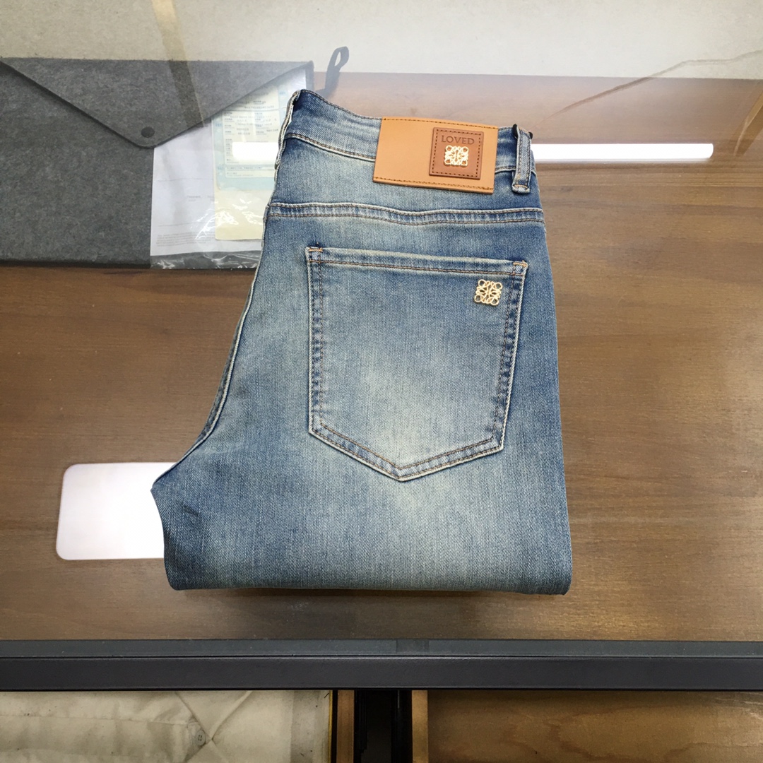 NO:424911,New product [Loew] Men's fashionable jeans!  Trading companies have sparse channels and are on sale on the leading official website!  The latest trouser items are dedicated, and all quality-controlled male fans must buy. Such a pair of jeans can be afforded rare in the world!  This jeans are selected for imported washing denim cotton. The flexible and solid fabric is natural and crisp and tough. The feel is soft and elastic. The delicate facial weaving details are irresistible. The fashionable performance brought by this item is irresistible!  The leather logo on the waist nameplate, retro buttons engraved with exquisite words and logos, and the YKK metal zipper closure on the closure, all the auxiliary materials are exquisitely configured!  The jeans have a perfect cut, and the daily matching is enough to improve your outfit style. The upper body effect will definitely not disappoint you!  Size 29-38 (28,35 None 37), loewe, jeans, alexander wang19860909新品【Loew】 男士时尚牛仔长裤！贸易公司渠道稀出,领先官网发售！最新裤装单品奉献,所有品质控男粉必须入手的极品,这样一条段位的牛仔裤,担得起世所罕见！ 此款牛仔裤甄选客供进口水洗牛仔棉布制成,柔韧又坚实的面料天然的挺括和硬朗既视感,手感柔软富有弹力,细腻的面部织纹细节,这种单品所带来的时髦性能让人无法抵抗！后腰铭牌皮标,刻有精致字样Logo的复古纽扣,以及门襟YKK金属拉链闭合,所有辅料配置精妙绝伦！牛仔裤版型完美剪裁,日常搭配起来足以提升你的穿搭格调,上身效果绝对不会让你失望！ 尺码29-38（28,35无37）,,loewe,jeans,alexander wang,Men's clothing
