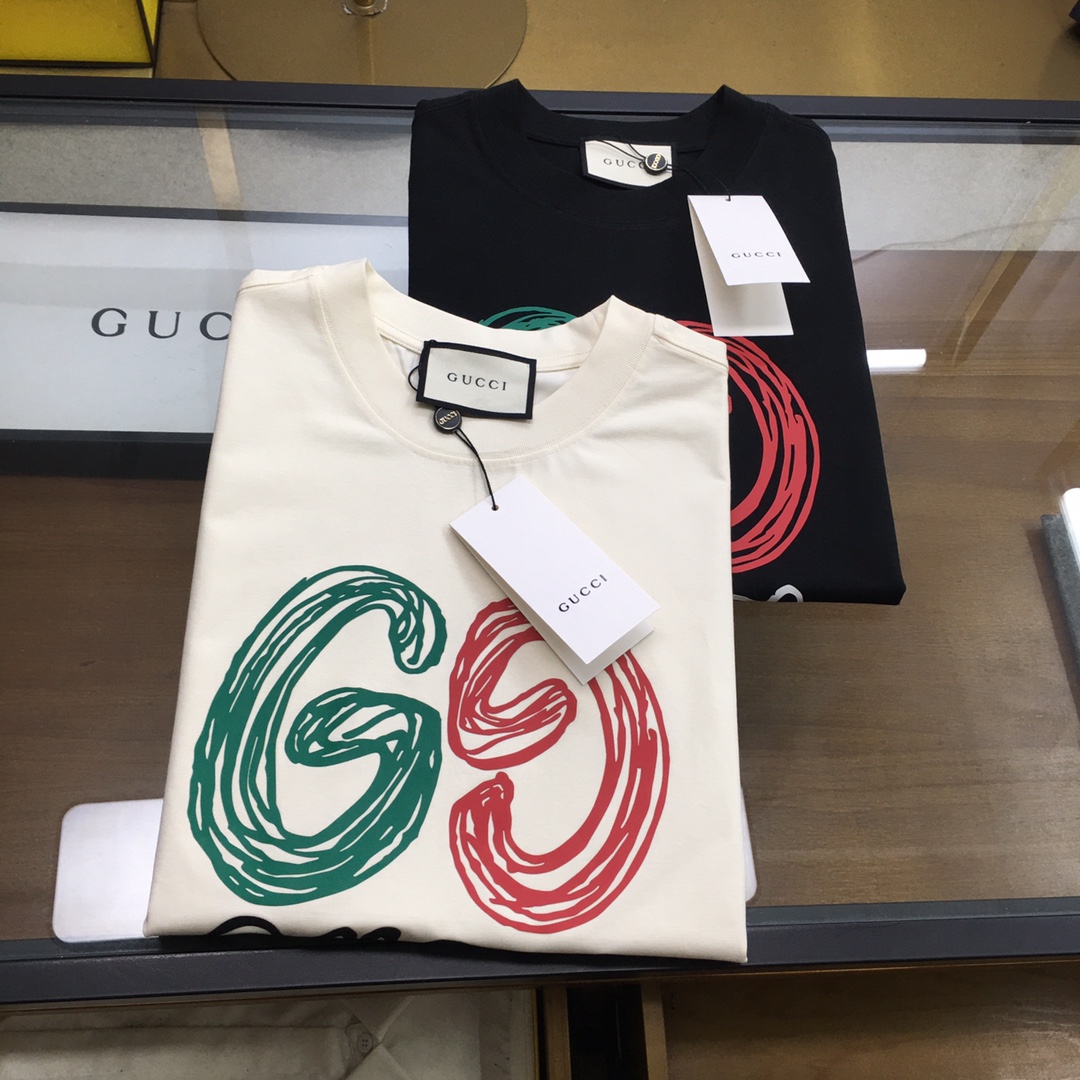 NO:424939,New trendy brand 'Gu.ci...' New trendy brand short-sleeved T-shirt (slightly wide-sleeved version) The darling of the Italian fashion industry!  Men's short sleeves!  While the materials are exquisite, the overall design is quite fashionable. Today I recommend his versatile and classic styles. The logo design on the chest brand is printed and designed with vivid personality!  The fabric is made of customer-supplied fixed-woven Gaoke Re-English Long-Wire Cotton, and the high-quality Long-Wire Cotton raw materials are selected!  It has a smooth and smooth feel on the skin, and the upper body is crisp and stylish!  Comfort and breathability are perfect!  All fabrics are excellent!  S-3XL, T-shirt,tees,t-shirt,alexander wang19860909新品潮牌 《Gu.ci...》 新款潮牌短袖T恤（版型微阔）意大利时尚界的宠儿！ 男士短袖！材质用料讲究的同时 整体的设计颇具时尚感 今天推荐他家百搭经典款 胸前品牌logo设计 采用印花设计 个性生动！面料采用客供定织高克重新疆长绒棉,甄选上等长绒棉花原料！亲肤挺滑手感,上身挺括有型！舒适性与透气性完美兼备！面料皆为上乘！S-3XL,,T-shirt,tees，t-shirt,alexander wang,Men's clothing