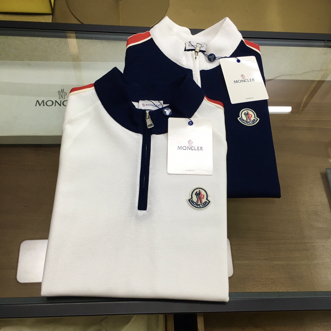 NO:477694,New counter products [Moncle...] 2025 spring and summer new products, fashionable POLO/stand collar short sleeves, high-end custom versatile styles, anyone can easily control them. Fully customized fabric access control zipper webbing craftsmanship, luxurious classic brand logo design on the chest, very high-end, those who understand goods must enter!  The style is perfectly tailored, which shows the aura and highlights the exquisiteness of business men. This is the unique feature, just right slim fit, and the upper body effect is very good!  Counter size M-3XL..., T-shirt,alexander wang19860909专柜新品【Moncle...】 2025春夏新品 时尚POLO/立领短袖 高级定制百搭款式 任何人都可以轻松驾驭 面料全订制门禁拉链织带工艺 胸前奢华经典品牌logo设计,非常显档次懂货的必须入！版型完美剪裁 非常精致,显气场,又会凸显商务男士的精致,这就是独到之处,恰到好处的修身,上身效果非常赞！专柜尺码M-3XL..,,T-shirt,alexander wang,Men's clothing