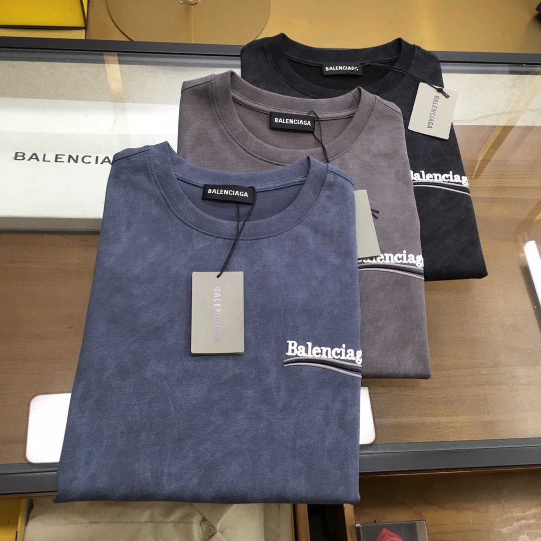 NO:424931,New trendy brand 'BLCA...' New retro washable trendy brand short-sleeved T-shirt (the darling of brand fashion industry! Men's short-sleeved short-sleeved! The material is exquisite and the overall design is quite fashionable. Today I recommend his versatile and classic style. The chest brand logo design adopts printed design. Personalized and vivid! The fabric is made of customer-supplied fixed-woven Gaoke long-sleeved cotton, and selected high-quality long-sleeved cotton raw materials! Skin-friendly and smooth, the upper body is crisp and stylish! Comfort and breathable are perfect! The fabric is excellent! M-3XL,, T-shirt,tees, t-shirt,alexander wang19860909新品潮牌 《BLCA...》 新款复古洗水潮牌短袖T恤（品牌时尚界的宠儿！ 男士短袖！材质用料讲究的同时 整体的设计颇具时尚感 今天推荐他家百搭经典款 胸前品牌logo设计 采用印花设计 个性生动！面料采用客供定织高克重新疆长绒棉,甄选上等长绒棉花原料！亲肤挺滑手感,上身挺括有型！舒适性与透气性完美兼备！面料皆为上乘！M-3XL,,T-shirt,tees，t-shirt,alexander wang,Men's clothing