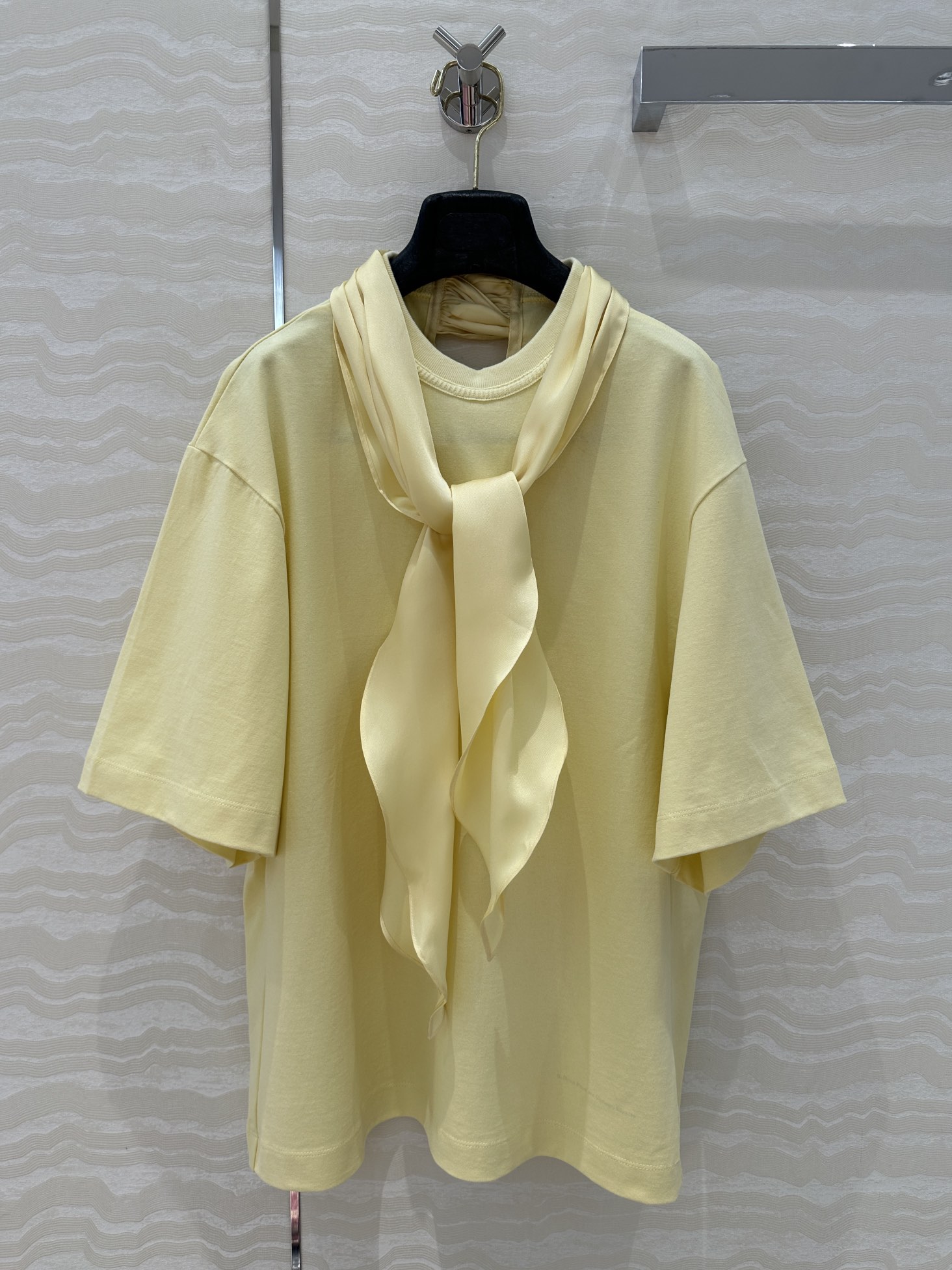 独家首发💛原单品质，GV长期主义！高智感穿搭！斜纹绸丝巾飘带设计多种穿搭演绎！纸片人穿搭高级纯棉T。进口