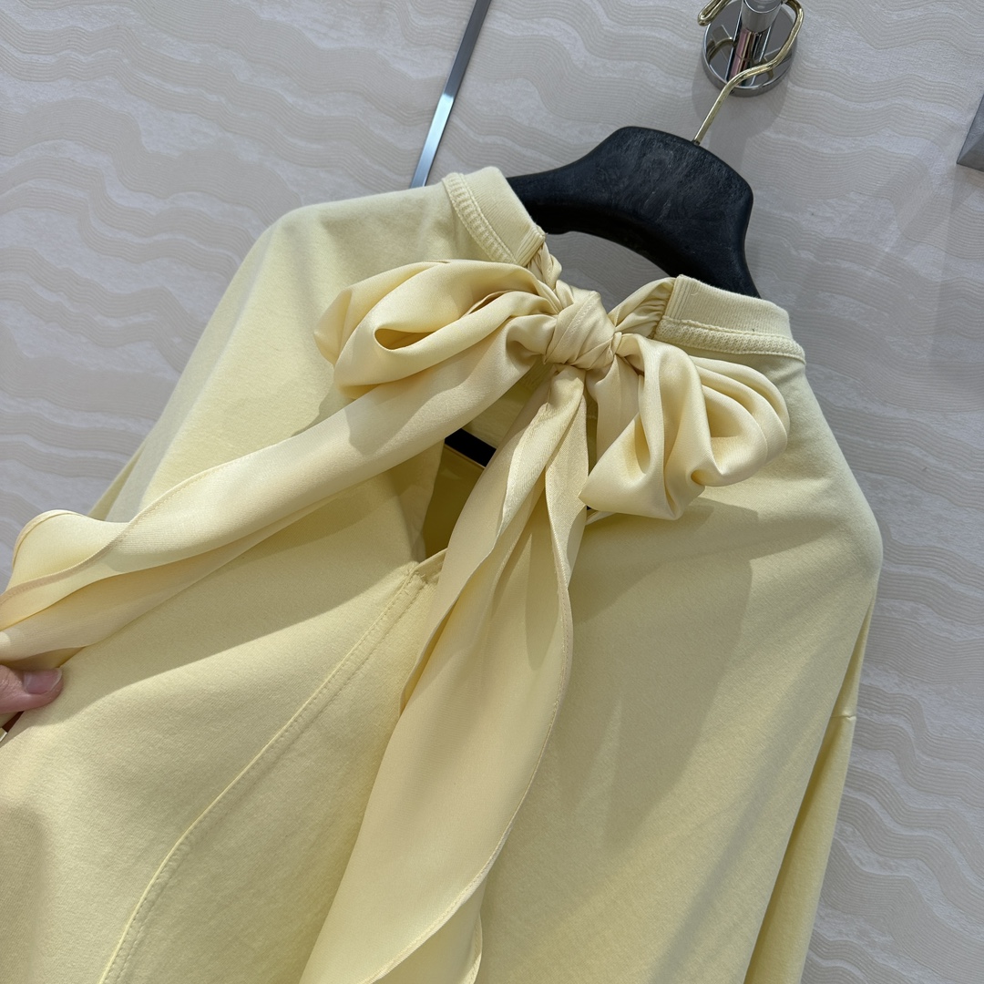 独家首发💛原单品质，GV长期主义！高智感穿搭！斜纹绸丝巾飘带设计多种穿搭演绎！纸片人穿搭高级纯棉T。进口