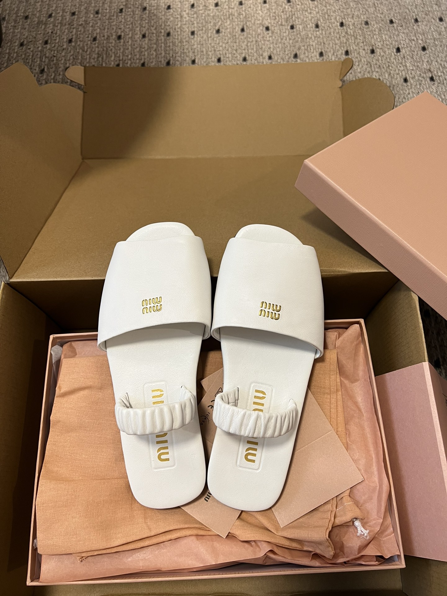 代购级
MiuMiu 缪缪 ss早春新款 一脚蹬懒人凉鞋

官方春夏走秀新款，时髦百搭·即可咸又可甜 一