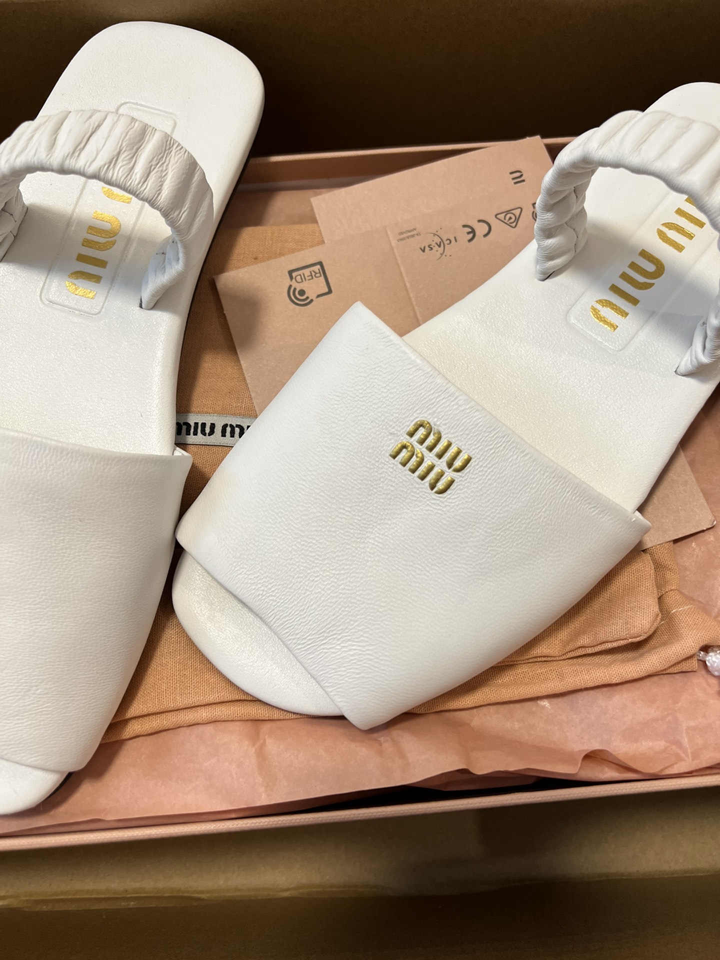 代购级
MiuMiu 缪缪 ss早春新款 一脚蹬懒人凉鞋

官方春夏走秀新款，时髦百搭·即可咸又可甜 一
