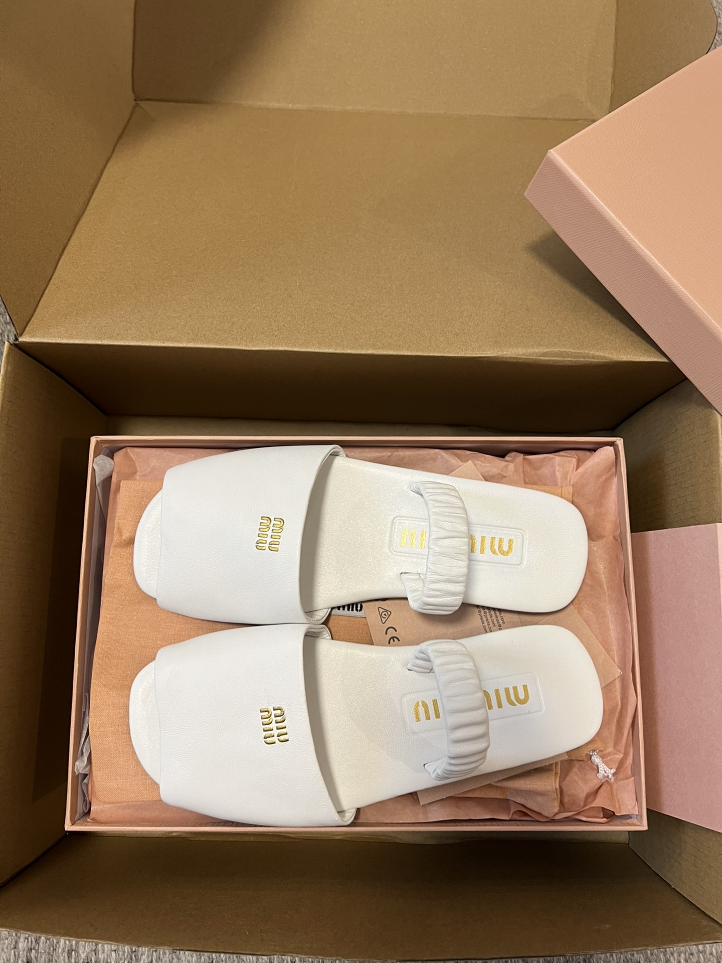 代购级
MiuMiu 缪缪 ss早春新款 一脚蹬懒人凉鞋

官方春夏走秀新款，时髦百搭·即可咸又可甜 一