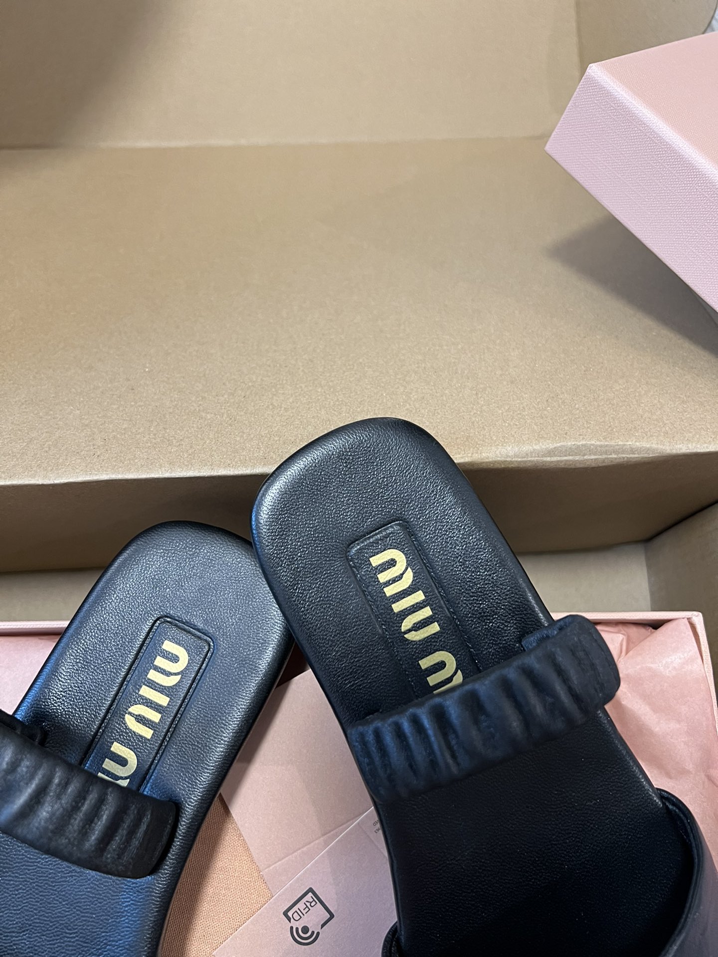 代购级
MiuMiu 缪缪 ss早春新款 一脚蹬懒人凉鞋

官方春夏走秀新款，时髦百搭·即可咸又可甜 一