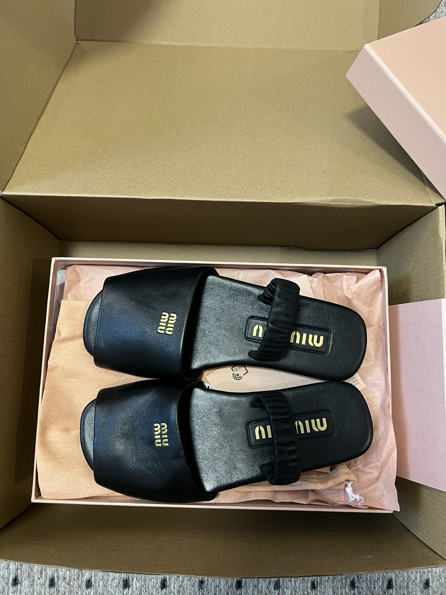 代购级
MiuMiu 缪缪 ss早春新款 一脚蹬懒人凉鞋

官方春夏走秀新款，时髦百搭·即可咸又可甜 一