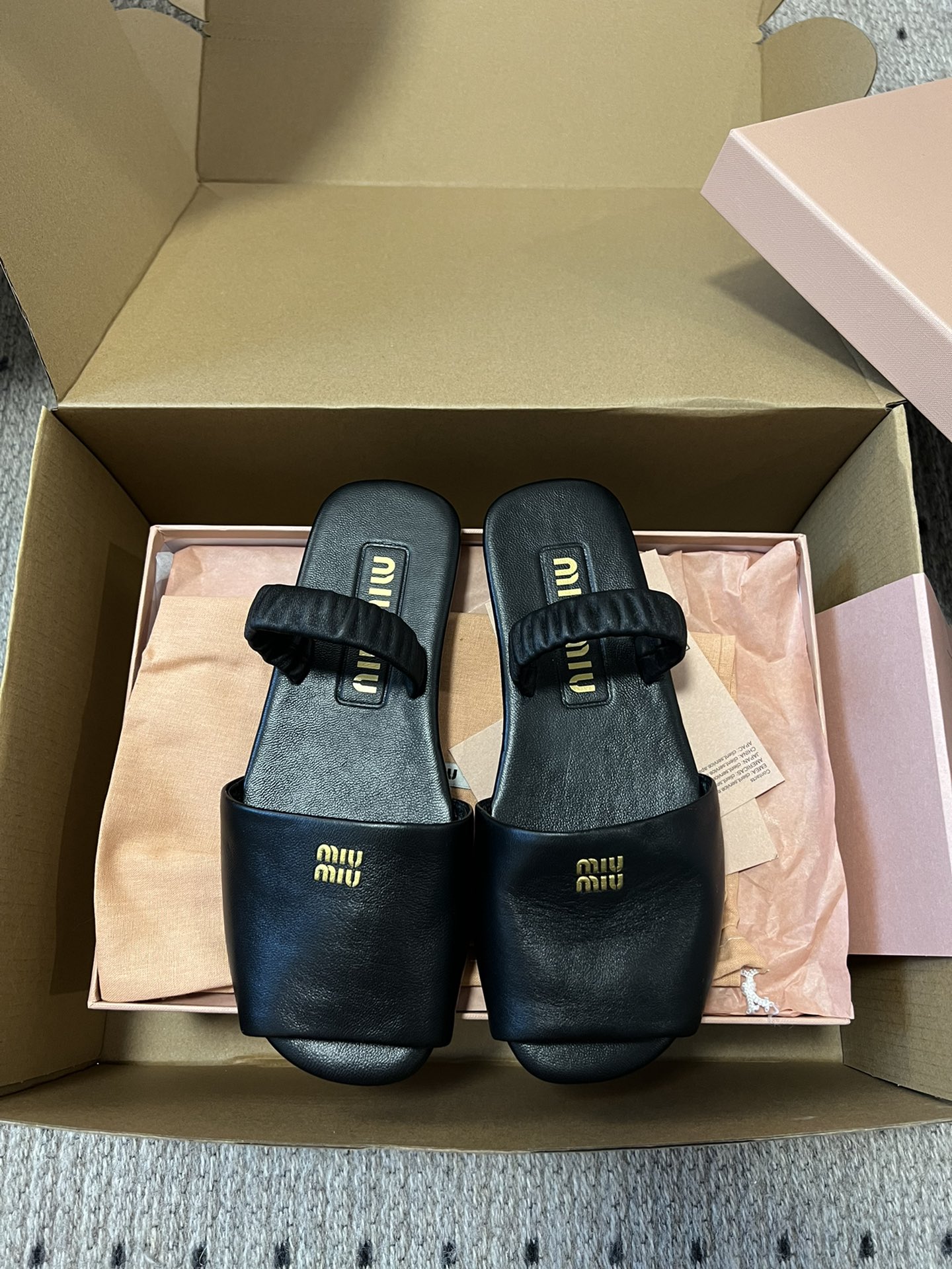 代购级
MiuMiu 缪缪 ss早春新款 一脚蹬懒人凉鞋

官方春夏走秀新款，时髦百搭·即可咸又可甜 一