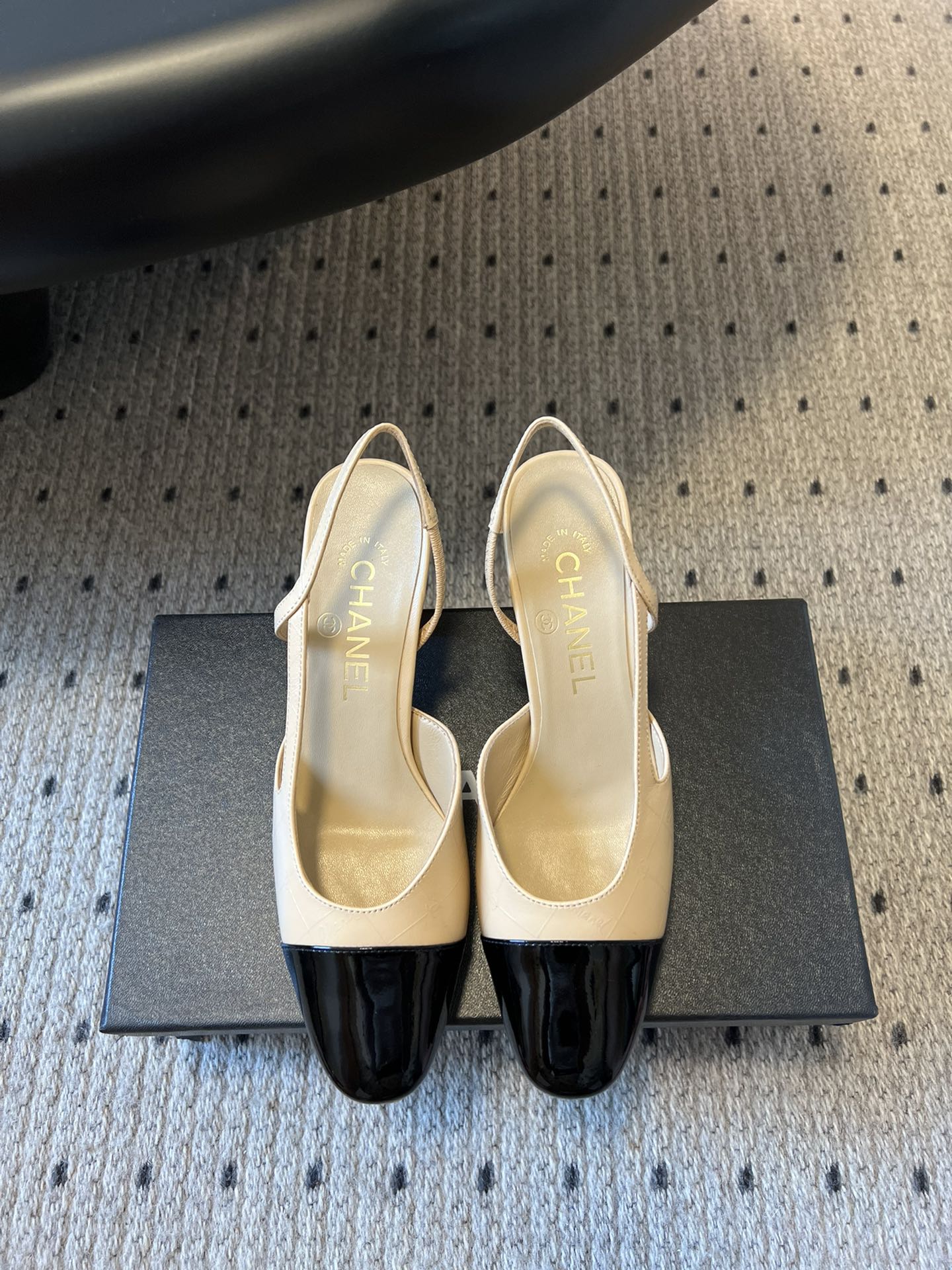 NO:256898,Purchase grade Chane* 24/ New color of classic ballet single shoes Original 1:1 cut Chanel Chanel 100 years of classic round-toed ballet shoes Not many good quality, truly making it easy to enter and exit the counter without pressure. Regardless of last shape, leather selection, and manufacturing technology, they are genuine craftsmanship, very exquisite. Fabric imported mixed-bred sheepskin from Italy, imported sheepskin from the inner lining (sweat absorbing soft) Sole Italian special A-grade genuine leather sole (non-market ordinary thin sole) Size35-41 (customized for 40.41), ballet shoes, chanel, chanel, sheepskin19860909代购级 Chane* 24/ 经典芭蕾舞单鞋新色 原版1:1切割而成 Chanel香奈儿万年经典 圆头芭蕾舞鞋 好品质不多 真正做到随便进出专柜无压力 无论楦型、皮料选择、制造工艺都是正品工艺,十分考究. 面料意大利进口混种羊皮 内里进口绵羊皮（吸汗柔软） 鞋底意大利特A级真皮底（非市场普通薄底） Size35-41（40.41定做）,芭蕾舞鞋,chanel,chanel,sheepskin,Women's Shoes