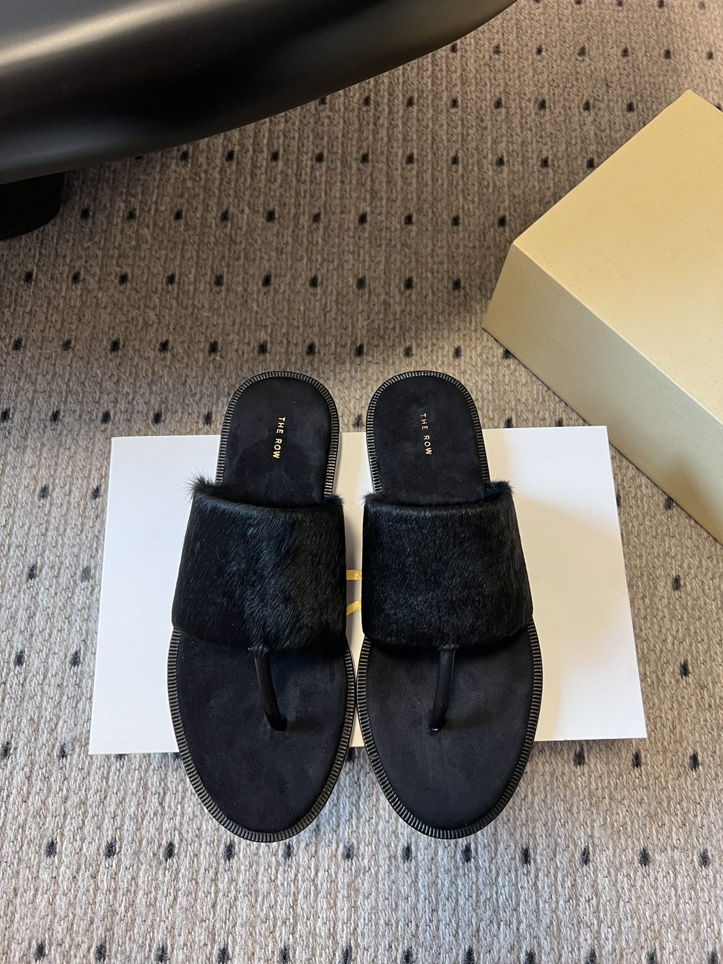 NO:256906,Purchase grade Dongguan products TheRo* 25s spring and summer new Roman clip-toe sandals Wow!  The classic minimalist style is back!  There is no exaggerated design overall, and the very thin toe clip design will not feel uncomfortable when worn. All the shoes are made of full leather, which is a more comfortable fit and material. If you look at it in a magnifying way, the pure natural texture of the upper has also been preserved!  The feet are full of coolness!  Very suitable for summer!  Material sheepskin/horse hair Neli sheepli Outsole imported from Italy genuine leather sole Shoe size 35-39/40 Customized non-return and replacement, split-toed shoes, sandals, sheepskin, Leather soles19860909代购级莞产品 TheRo* 25s春夏新款 罗马夹趾凉鞋 哇哦！经典的极简风回来了！整体都没有浮夸的设计,很细的夹趾设计穿旧了也不会不舒服哦,鞋子全部都是有全皮制作,是越穿越舒服的版型以及用料的,放大看,鞋面的纯天然自然的肌理感也保留了下来！上脚清凉满满！很适合夏天哦！ 材质羊皮/马毛 内里羊里 大底意大利进口真皮大底 鞋码35-39/40定制不退换,分趾鞋,sandals,sheepskin,Leather soles,Women's Shoes