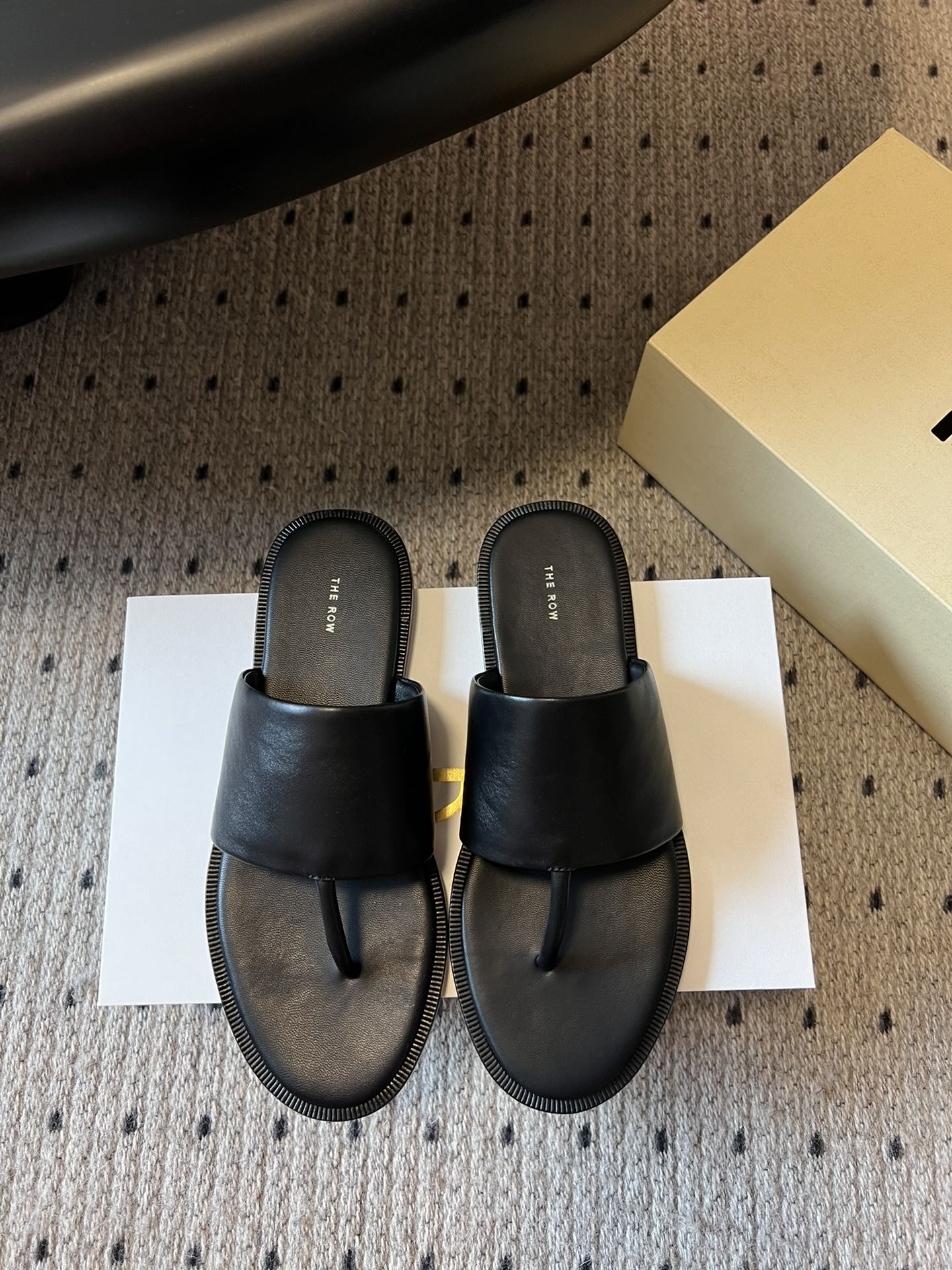 NO:256908,Purchase grade Dongguan products TheRo* 25s spring and summer new Roman clip-toe sandals Wow!  The classic minimalist style is back!  There is no exaggerated design overall, and the very thin toe clip design will not feel uncomfortable when worn. All the shoes are made of full leather, which is a more comfortable fit and material. If you look at it in a magnifying way, the pure natural texture of the upper has also been preserved!  The feet are full of coolness!  Very suitable for summer!  Material sheepskin, inner sheepskin, outsole, imported from Italy, genuine leather soles, shoe size 35-39/40, customized, non-return, split-toe shoes, sandals, sheepskin, Leather soles19860909代购级莞产品 TheRo* 25s春夏新款 罗马夹趾凉鞋 哇哦！经典的极简风回来了！整体都没有浮夸的设计,很细的夹趾设计穿旧了也不会不舒服哦,鞋子全部都是有全皮制作,是越穿越舒服的版型以及用料的,放大看,鞋面的纯天然自然的肌理感也保留了下来！上脚清凉满满！很适合夏天哦！ 材质羊皮 内里羊里 大底意大利进口真皮大底 鞋码35-39/40定制不退换,分趾鞋,sandals,sheepskin,Leather soles,Women's Shoes