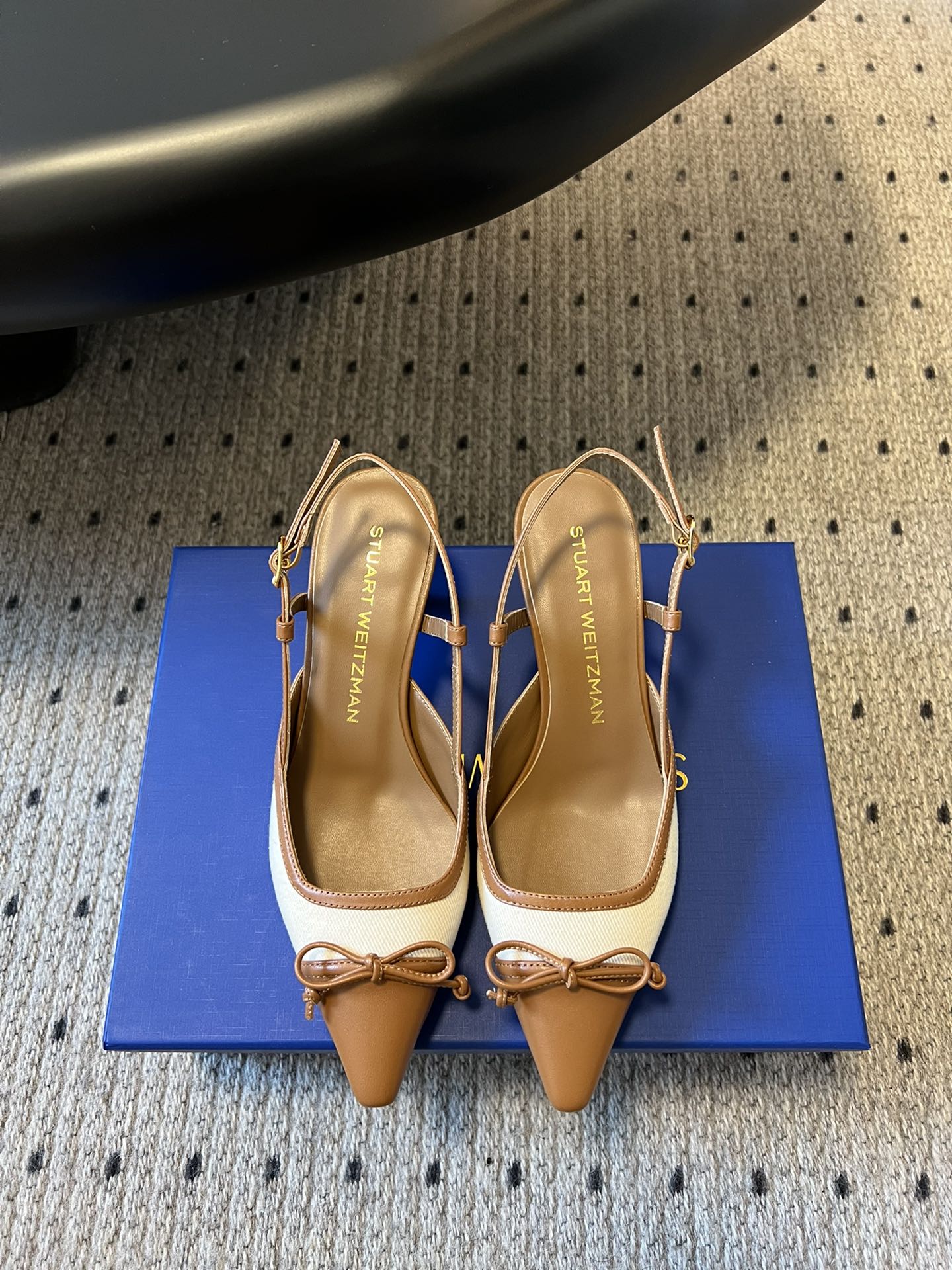 NO:256914,Purchase grade SW25 counter synchronous summer pointed toe mid-heel contrast sandals This model uses a contrasting color design of cowhide and cloth with cowhide bow and sweet embellishment without losing elegance. The belt buckle design at the rear is convenient for adjusting elasticity and easy to put on and off. The heel height adopts 4.5cm cat heel design instantly improves temperament. It is suitable for any occasion. The upper top layer cowhide   cloth inner sheepskin Outsole Italian leather outsole Size#35-40 (40 custom-made without return and exchange), high heels sandals, stuart weitzman, sandals, high heels, cowhide, sheepskin, Leather soles19860909代购级 SW25专柜同步夏季尖头中跟撞色凉鞋 此款采用鞋面牛皮与布的撞色设计搭配牛皮蝴蝶结的点缀甜美而不失去优雅 尾部的皮带扣设计 方便调节松紧方便穿脱 跟高采用4.5cm猫跟设计瞬间提升气质 适合任何场合都能轻松驾驭 鞋面头层牛皮 布 内里羊皮 大底意大利真皮大底 Size#35-40（40定制不退换）,高跟鞋凉鞋,stuart weitzman,sandals,high heels,cowhide,sheepskin,Leather soles,Women's Shoes