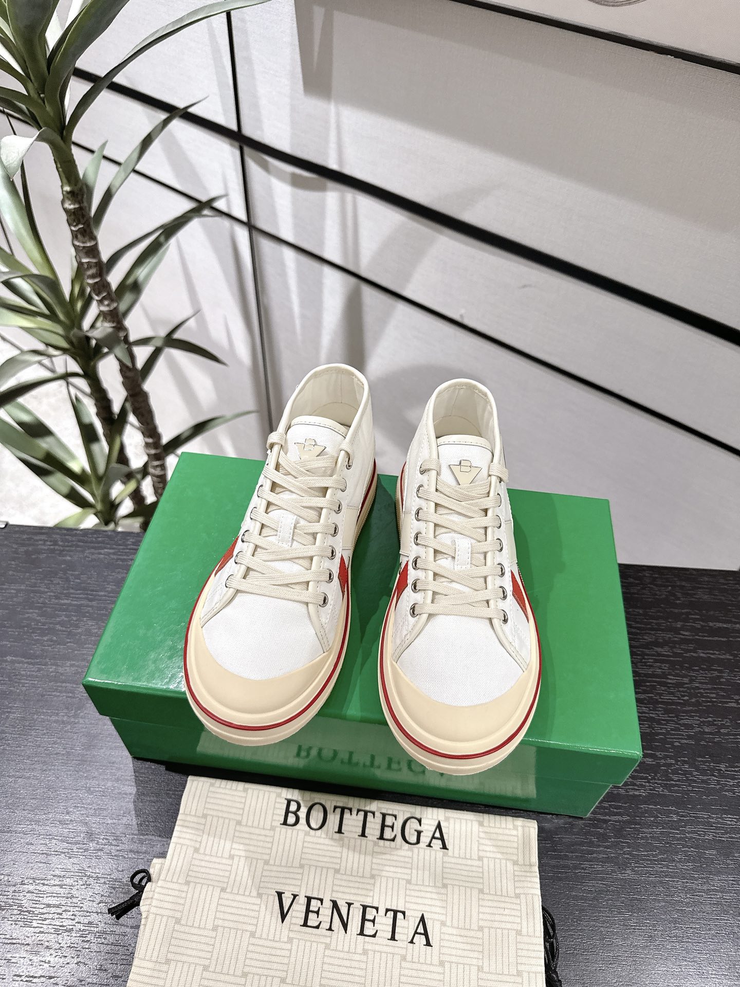 NO:402221,(High version) BOTTEGA VENETA BV 25/ New retro Eliot casual sports shoes BV brand new Eliot is inspired by retro basketball shoes, and the childlike colors are youthful and energetic! The same style for men and women, you can wear couple shoes. The whole pair of shoes is developed and created by Zp, all customized materials, exclusive mold opening soles, details are shipped together, and even the packaging is the same as the genuine one. Fabric: Original customized high-density canvas + cowhide non-market ordinary versions are made of microfiber. The inner lining is original customized breathable canvas. The sole is original mold opening and non-slip TPU material is not made of ordinary rubber sole. Size: 35-44, casual shoes/sports shoes, bottega veneta, bottega veneta, bottega veneta, sneakers, cowhide19860909（高版本） BOTTEGA VENETA BV 25/ 新款复古Eliot 休闲 运动鞋 BV全新的 Eliot 以复古篮球鞋为设计灵感,童趣 的色彩焕发青春活力!男女同款,可以做情侣鞋穿着哦 整双鞋子采购Zp开发打造,全部定制材料,独家开模大底,细节全部对版出货,连包装也做到跟正品一样 面料:原版定制高密度帆布+牛皮非市面普通版用的都是超纤 内里原版定制透气帆布 鞋底原版开模防滑TPU材质非市面普通橡胶底 Size:35-44,休闲鞋/运动鞋,bottega veneta,bottega veneta,sneakers,cowhide,Women's Shoes