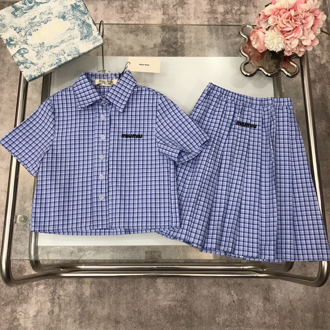 NO:211744,[Spot shipping] MIUMIU skirt, college style ~ classic plaid design, small lapel shirt skirt, exquisite embroidered LOGO logo matching, soft and comfortable, skin-friendly and not tied, excellent upper body effect, a princess must-have artifact~ Color blue Apricot size--120-130-140-150 [CM] Counter packaging 70, clothes, miumiu, skirts, shirts,19860909【现货发】  MIUMIU 套裙 学院风～经典格子纹设计 小翻领衬衫半裙,精致刺绣LOGO标志搭配 柔顺舒适 亲肤不扎 上身效果极好 公主的必备神器～ 颜色蓝色 杏色  size尺码--120-130-140-150【CM】 专柜包装70,衣服,miumiu,skirts,shirts,,Children's