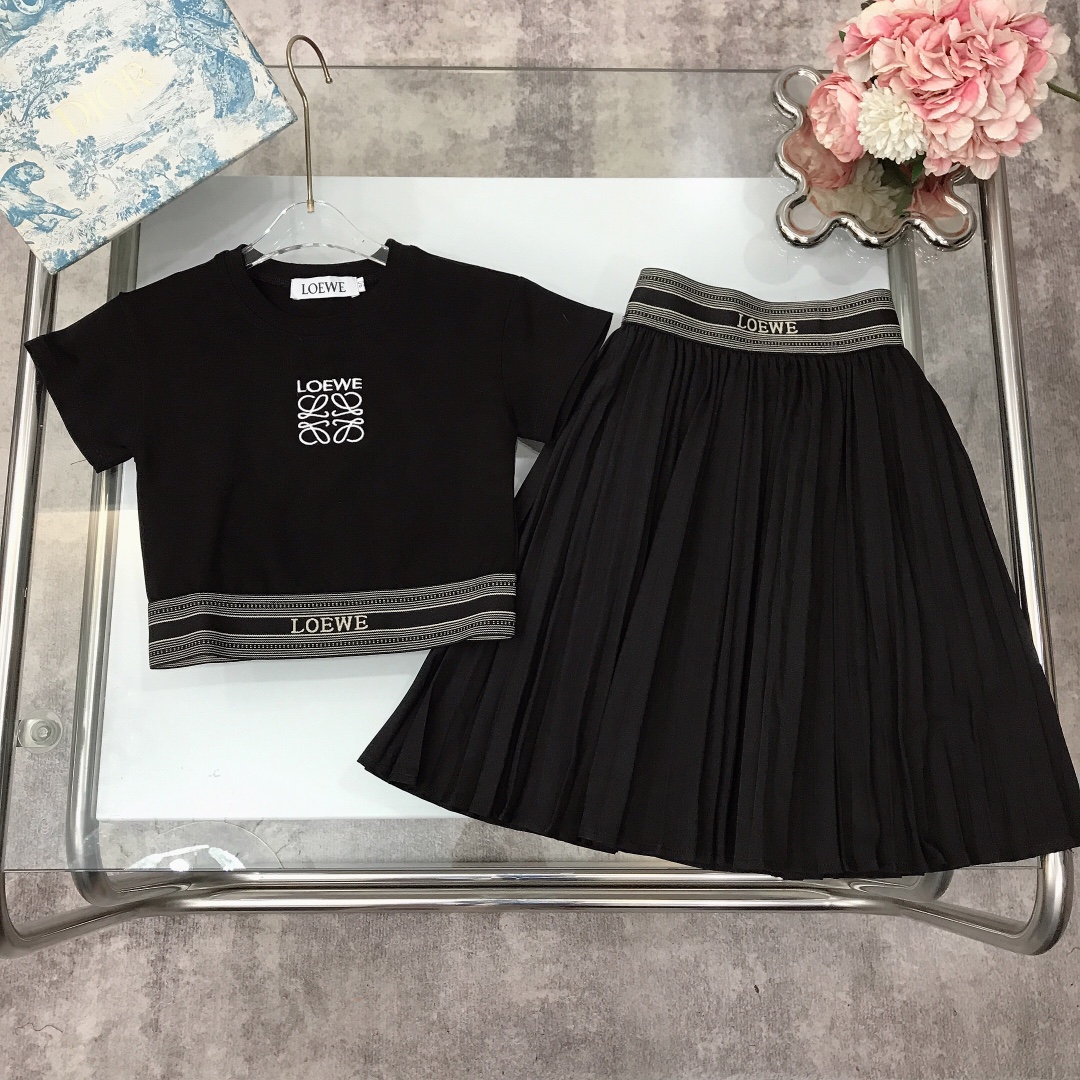 NO:211735,[Spot delivery] LOEW* Skirts, eye-catching fashion embroidered logo pattern design with pleated skirts, three-dimensional tailoring, exquisite original single fabric, high-quality, simple and generous style, very good-looking upper body, excellent style, color black size90---120-130-140-150 [CM] Counter packaging 70, clothes, loewe, skirts,19860909【现货发】   LOEW* 套裙 抢眼时尚刺绣logo图案设计搭配百褶半裙 立体剪裁 精致原单布料 高版本质量 简单大方款式 上身非常好看 版型超赞 颜色黑色 size90---120-130-140-150【CM】  专柜包装70,衣服,loewe,skirts,,Children's