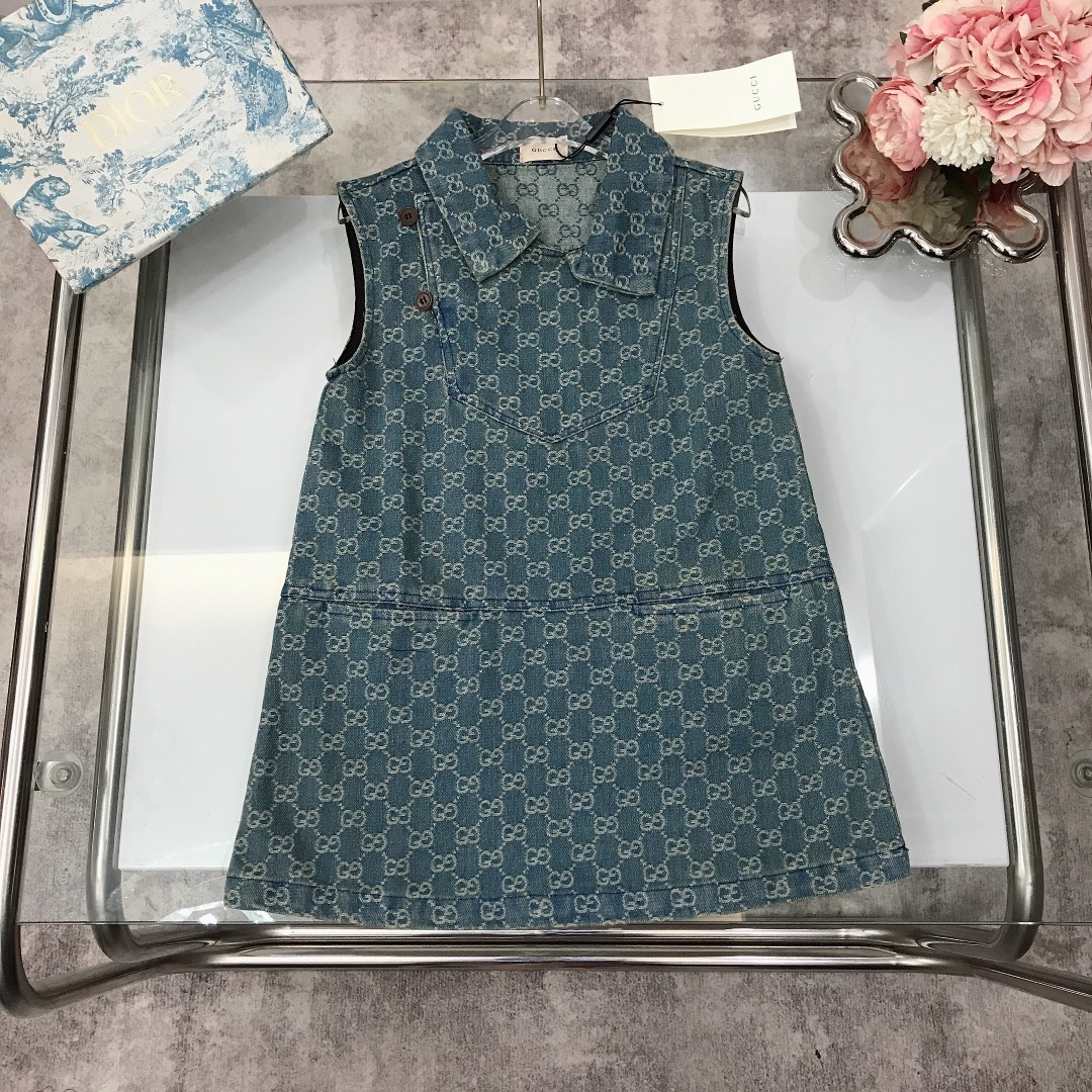 NO:211753,[Spot delivery] GUCC* Dress, small vest lapel design, complete denim jacquard double GG letter logo, washing denim craft, retro button letter replica logo, soft and comfortable, skin-friendly and not tied, excellent upper body effect, a must-have artifact for princess~ Color blue size--120-130-140-150 [CM] Counter packaging 70, clothes, gucci, skirts,19860909【现货发】  GUCC* 连衣裙 背心款翻领小设计搭配全面牛仔提花双GG字母logo 水洗牛仔工艺 复古纽扣字母复刻LOGO标志搭配 柔顺舒适 亲肤不扎 上身效果极好 公主的必备神器～ 颜色蓝色  size尺码--120-130-140-150【CM】 专柜包装70,衣服,gucci,skirts,,Children's