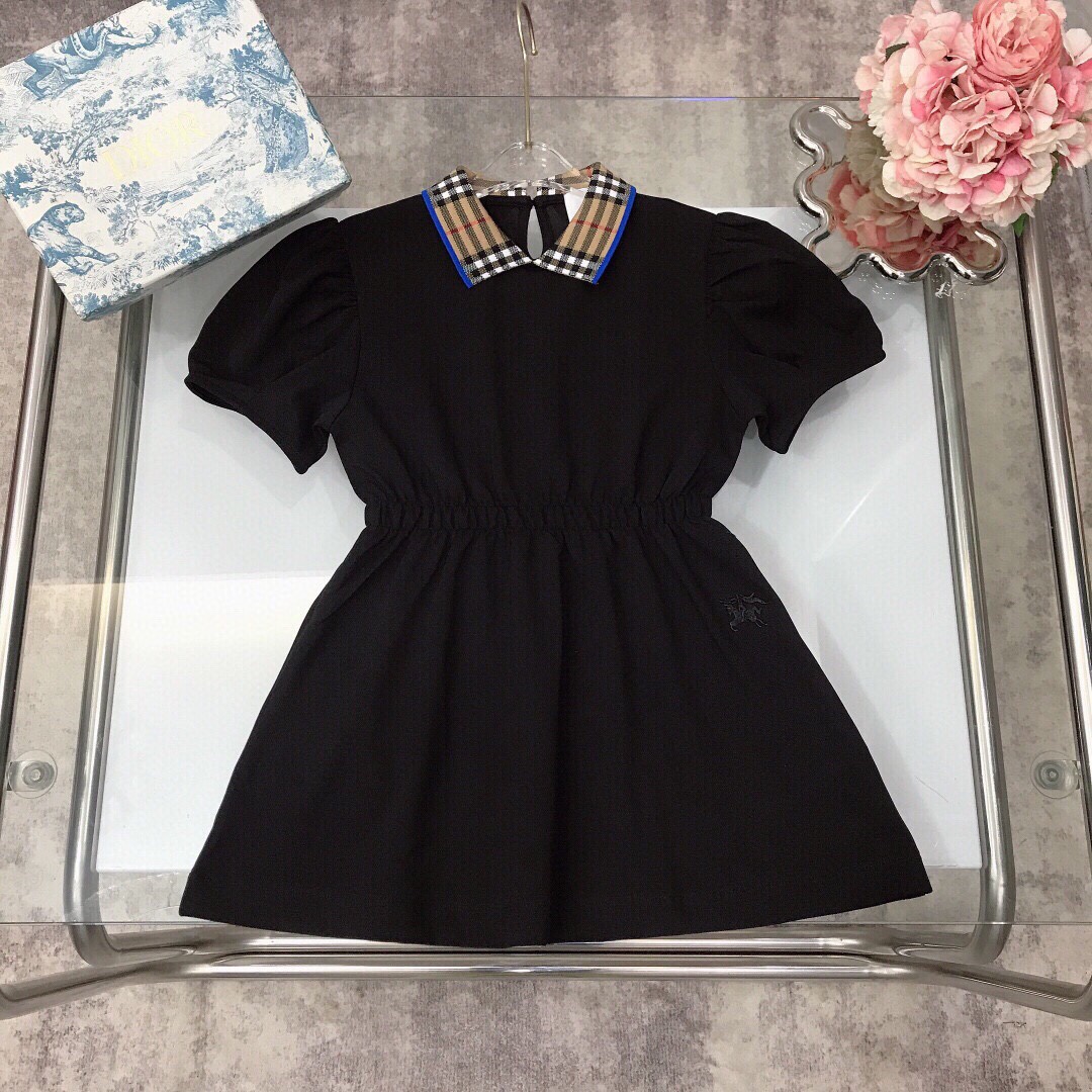 NO:211617,[Spot shipment] Burberr* The same style for the counter~ Lapel Polo dress with classic plaid neckline splicing, small badge of war horse embroidery at the hem, elastic waist elastic rope waist-hugging design with pleated skirt, super soft and delicate pearl mesh cotton, full of elasticity, imported high-end custom customized with elastic pearl floor cotton fabric, high-end fashionable style, very good upper body effect, color white black Size--120-130-140-150 [CM] Requires counter packaging, clothes, burberry, skirts,19860909【现货发】   Burberr* 专柜同款～ 翻领Polo连衣裙经典格子纹领口拼接 衣摆处战马刺绣小徽章 松紧腰弹力绳收腰设计搭配百褶裙摆 超柔软细腻珠地网眼棉质 弹性十足 采用进口高端定制定制附有弹性珠地棉面料裁制 高级时髦款 上身效果非常好 颜色白色 黑色 尺码--120-130-140-150【CM】 需要专柜包装元,衣服,burberry,skirts,,Children's