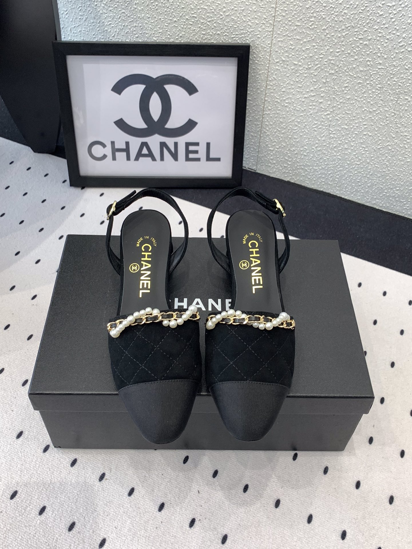 NO:255808,Chanel new high-heeled sandals, high-version shipment, this series is so beautiful that it makes people love it, it looks very fashionable on the feet, imported sheepskin upper, sheepskin inner footbed, Italian genuine leather soles Size: 35-39 (40 41 customized), sandals, chanel, sandals, sheepskin, Leather soles19860909Chanel新款高跟凉鞋 高版本出货 这系列美得让人爱不释手 上脚显得很时髦 进口羊皮鞋面 羊皮内里垫脚 意大利真皮大底 Size: 35-39 (40 41订做),凉鞋,chanel,sandals,sheepskin,Leather soles,Women's Shoes