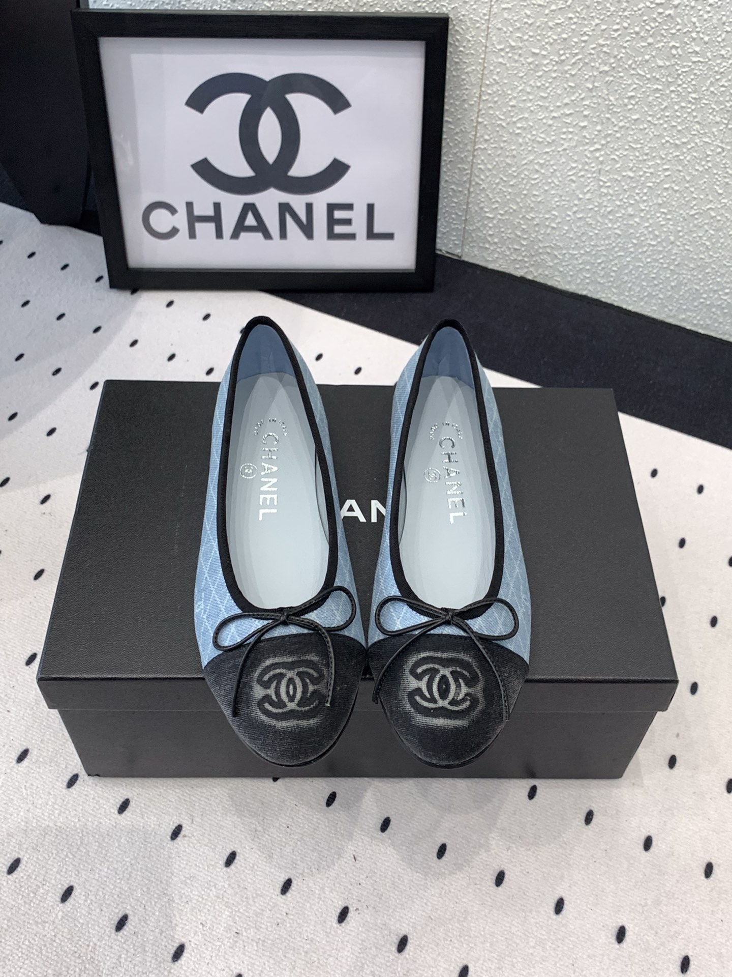 NO:255803,Chanel's new ballet original 1:1 customized version, beautiful foot, counter out of stock, unique toe-capsule, original imported denim upper, sheepskin footbed, Italian full-layer leather outsole Size: 35-39 (40 41 42 customized), ballet shoes, chanel, sheepskin, Leather soles19860909Chanel新款芭蕾舞 原版1:1定制版本 上脚绝绝美 专柜断货王 独特的鞋头产生色差感 原版进口牛仔布鞋面 羊皮垫脚 意大利全层真皮大底 Size: 35-39 (40 41 42订做),芭蕾舞鞋,chanel,sheepskin,Leather soles,Women's Shoes