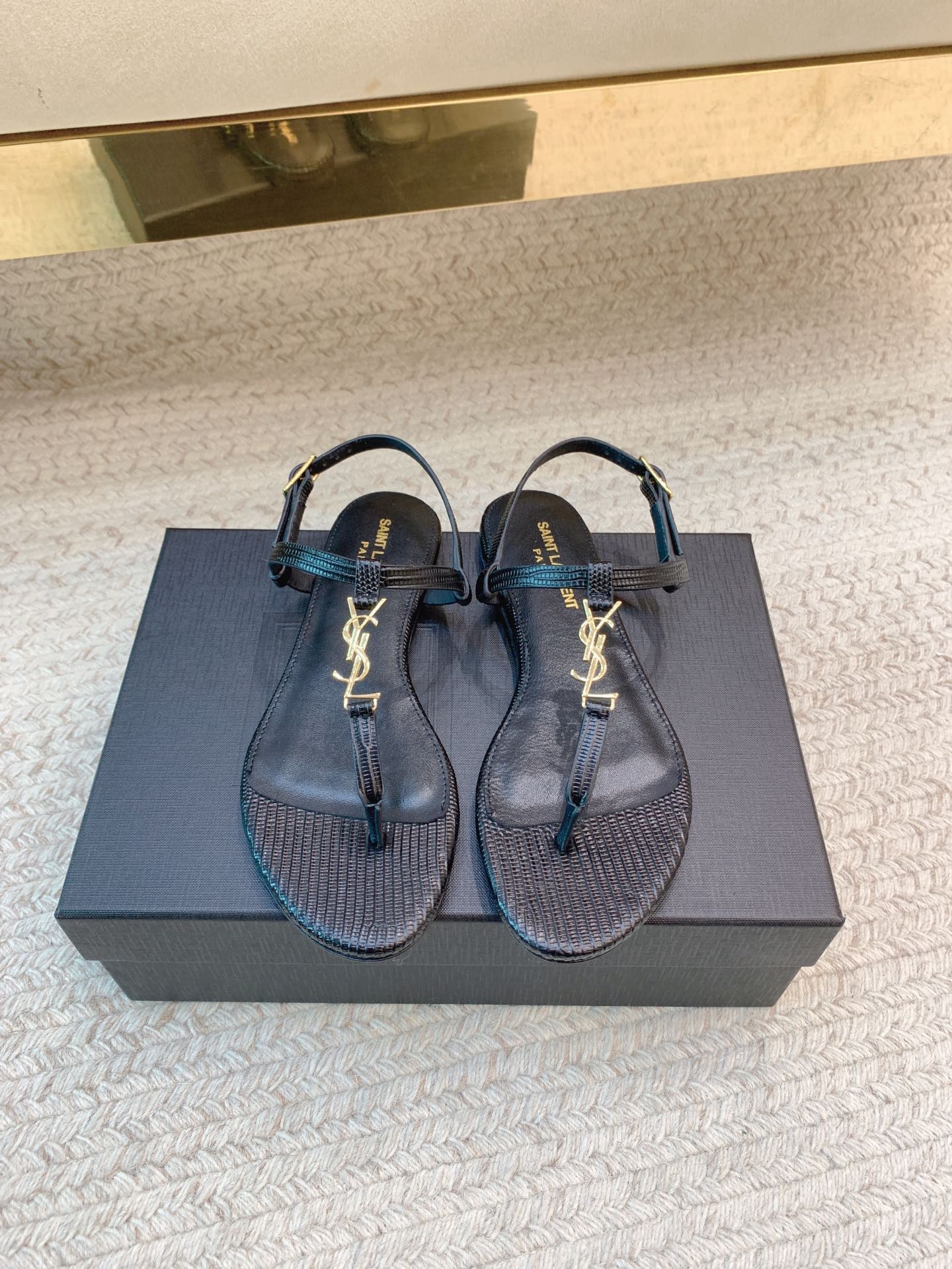 NO:928072,SAIN* LAUREN* threaded small logo flat sandals, original last, top quality material, imported cowhide leather/patent leather for the upper, imported sheepskin lining for the feet, genuine leather outsole, size 35-39 (34, 40, 41 customized, non-returnable and non-exchangeable), sandals, saint laurent, sandals, cowhide, sheepskin, Leather soles19860909SAIN* LAUREN*螺纹小logo平底凉鞋 原版套楦 顶级品质 材质 鞋面进口牛皮/漆皮 垫脚进口羊皮里 大底真皮大底 码数35-39（34、40、41定做不退不换）,凉鞋,saint laurent,sandals,cowhide,sheepskin,Leather soles,Women's Shoes