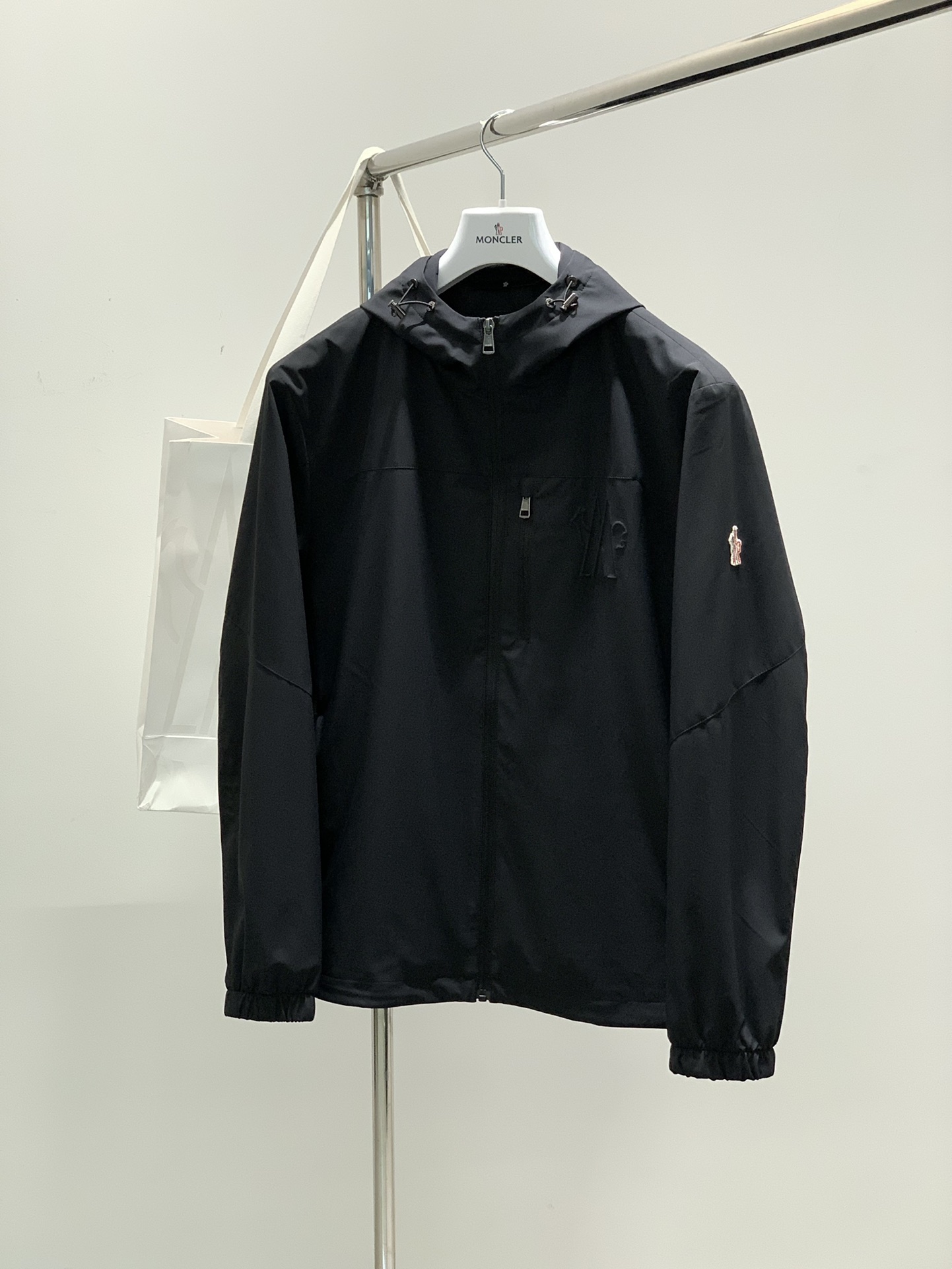 NO:141019,,Moncler hooded, the latest product in spring 2025, available at the counter at the same time, original single ruthless product, fashionable and casual hooded jacket, comfortable upper body!  Eye-catching and highlighted, using imported original fabric, top-grade embroidery craft letter pattern logo, original hardware and accessories decoration, simple but not lacking in fashion, fashionable and handsome upper body, 2 colors recommended, code number M-3XL, christian louboutin, Moncler, jackets & coats, hats, alexander wang19860909,Moncler 蒙口,2025春季最新品,专柜同步有售,原单狠货,时尚休闲连帽外套,上身舒适！吸睛而有亮点,采用进口原版面料,顶级刺绣工艺字母图案logo,原版五金辅料装饰,简单而不失时尚,上身时尚帅气,2色推荐,码数M-3XL,,christian louboutin,Moncler,jackets & coats,hats,alexander wang,Men's clothing