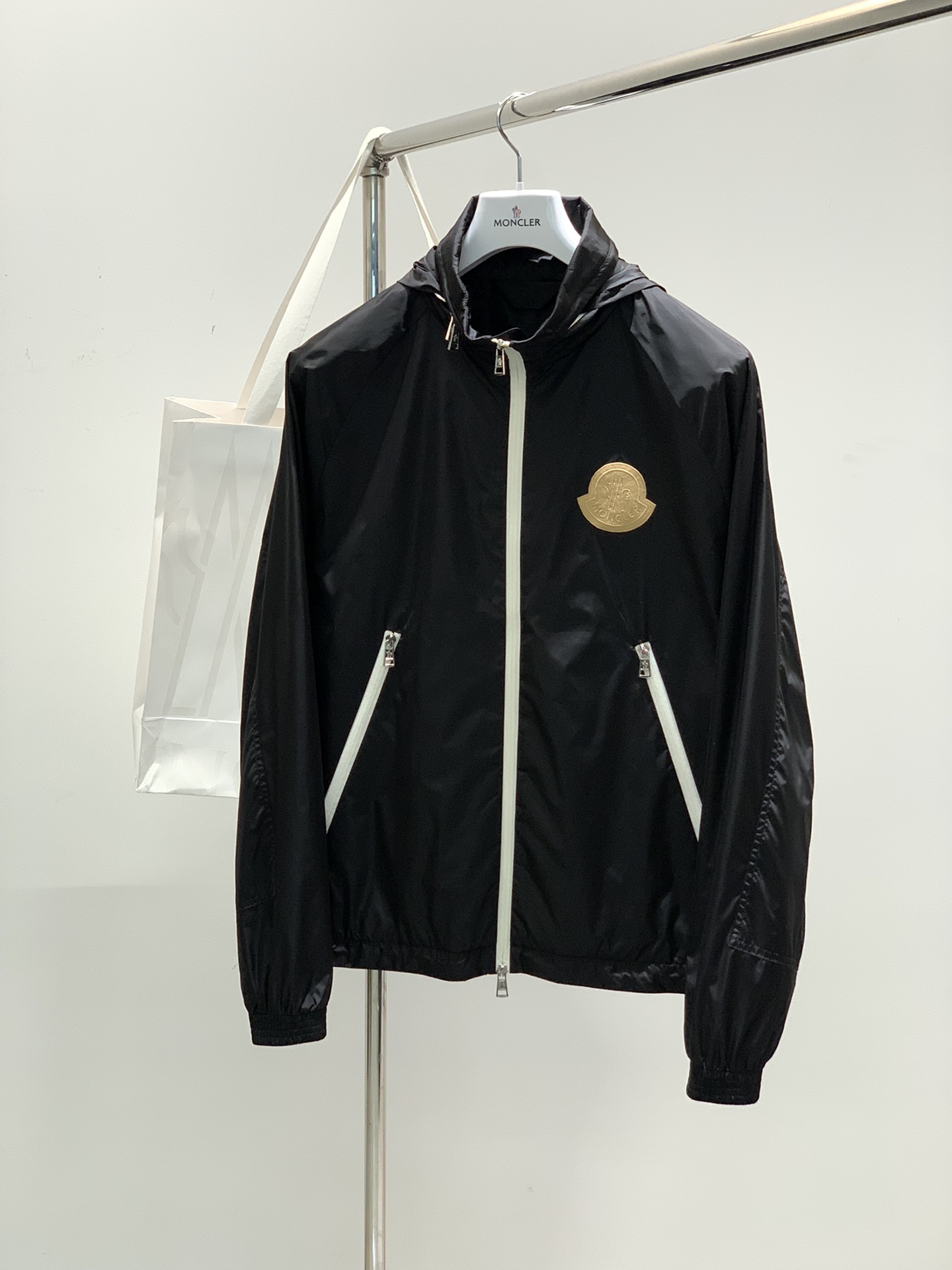 NO:141024,,Moncler hooded, the latest product in spring 2025, available at the counter at the same time, original single ruthless product, fashionable and casual hooded jacket, comfortable upper body!  Eye-catching and highlighted, using imported original fabric, top-grade embroidery craft letter pattern logo, original hardware and accessories decoration, simple but not lacking in fashion, fashionable and handsome upper body, 2 colors recommended, code number M-3XL, christian louboutin, Moncler, jackets & coats, hats, alexander wang19860909,Moncler 蒙口,2025春季最新品,专柜同步有售,原单狠货,时尚休闲连帽外套,上身舒适！吸睛而有亮点,采用进口原版面料,顶级刺绣工艺字母图案logo,原版五金辅料装饰,简单而不失时尚,上身时尚帅气,2色推荐,码数M-3XL,,christian louboutin,Moncler,jackets & coats,hats,alexander wang,Men's clothing