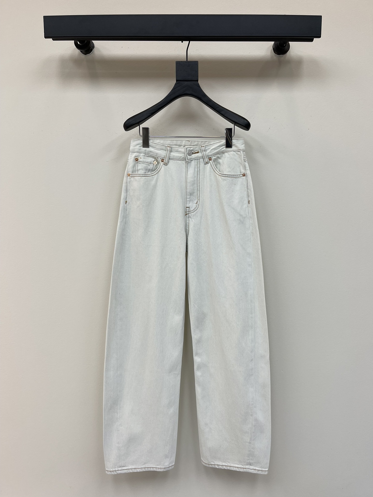 NO:329276,MM6 Magila 25 new waist hollow trousers This jeans are really sexy. The waist hollow design is the finishing touch. It has the ability to fall in love with at first sight. It is definitely a must-have this year. The style is directly conspicuous. It looks slim and lifts the hips in one step. It looks good with any top. The concave shape is very fashionable. You don’t have to worry about the style when you go out. SML,,masion margiela,masion margiela,jeans,alexander wang19860909MM6马吉拉25新款后腰镂空长裤 这条牛仔裤真的好性感 后腰镂空的设计 点睛之笔 有种让人一眼就爱上的本事 绝对是今年必须要入的款 版型直接封神 显瘦提臀一步到位 搭配任何上衣都很好看 凹造型又很时髦 出街不怕撞款 SML,,masion margiela,masion margiela,jeans,alexander wang,Women's clothing