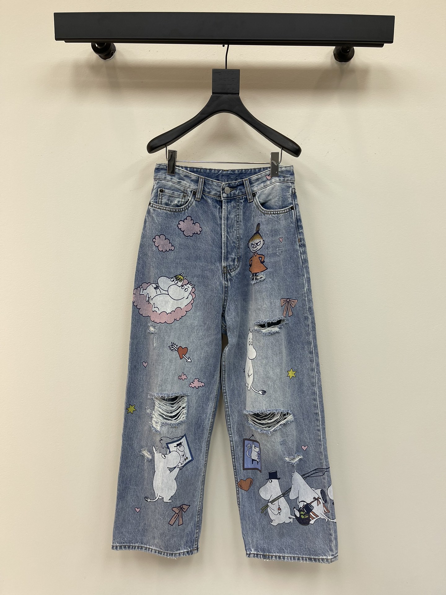 NO:329278,Acne Studio*s × Moom*n Co-branded new style, old washing water cartoon pattern jeans | Exclusive high-end production!  This one is really trendy on the upper body. It uses denim jeans fabric, cat whisker wash and spliced ​​leather back pocket, old retro American style, can be worn all year round~ The upper body is super cool and handsome, it looks great with any item. Customized hardware accessories, full of texture~SML,,acne studios,jeans,alexander wang19860909Acne Studi*s × Moom*n 联名系列新款 做旧洗水卡通图案牛仔裤丨独家高版出品！这款真的上身很潮 采用丹宁牛仔面料 猫须水洗拼接真皮后袋 做旧复古美式style 一年四季都可以穿~ 上身超酷帅的 搭配任何单品都很好看 定制五金配件,质感满满~SML,,acne studios,jeans,alexander wang,Women's clothing