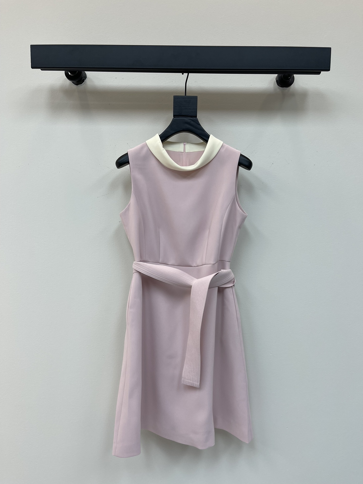 NO:424631,Dio*25 Spring and Summer new style star style, Hepburn style contrast collar sleeveless vest dress, gentle and lovely, exudes an elegant woman's unique temperament, very design-sexual, A-line style is super elegant, high-end retro girl style, full of details, easy to control in any occasion!  SML, dior, skirts, alexander wang19860909Dio*25春夏新款明星同款 赫本风撞色领无袖背心连衣裙,温婉可人超级好看散发出优雅女人独特气质,非常有设计性感知性,A字版型超级显气质,高级复古千金大小姐范,细节满满 任何场合轻松驾驭！SML,,dior,skirts,alexander wang,Women's clothing