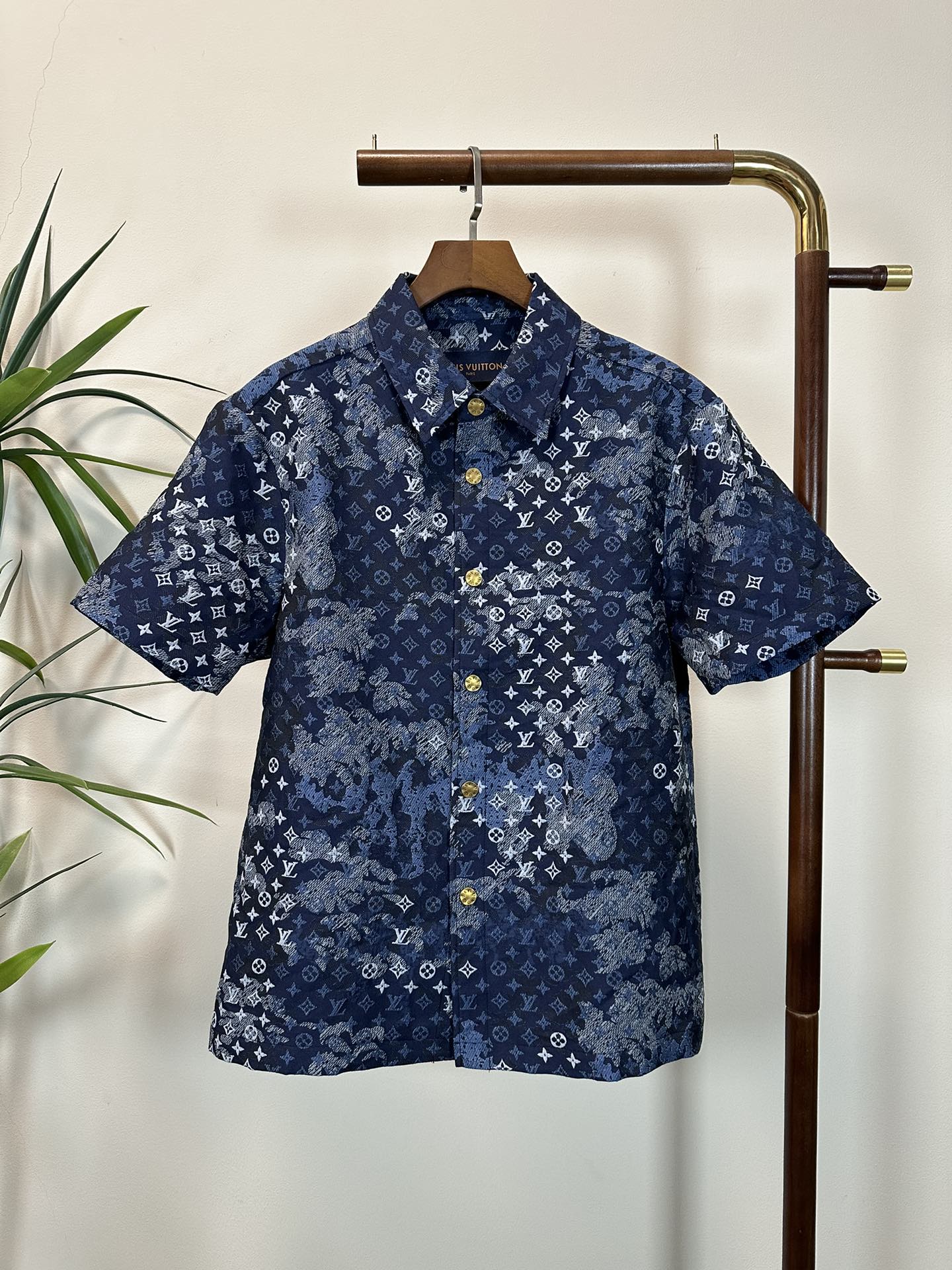 NO:162823,One set is not sold, LV Louis Vuitton, top quality, the same style on the official website, complete with three standards!  2025 Spring and Summer New Men's Set Fashionable and Casual High-end Version!  Customized fabrics in counters are impeccable in details, and the brand elements design concept reflects high quality. The feel is delicate and soft!  It is casually cut, with a great upper body style!  Count 48-56, louis vuitton,louis vuitton,alexander wang19860909一套不拆卖 LV 路易威登 顶级品质 官网同款,三标齐全！2025春夏新款男士套装 时尚休闲高端版本！专柜定制面料 细节无可挑剔,品牌元素设计理念,体现高品质.手感细腻柔软！呈现休闲裁剪,上身版型超赞！码数48-56,,louis vuitton,louis vuitton,alexander wang,Men's clothing