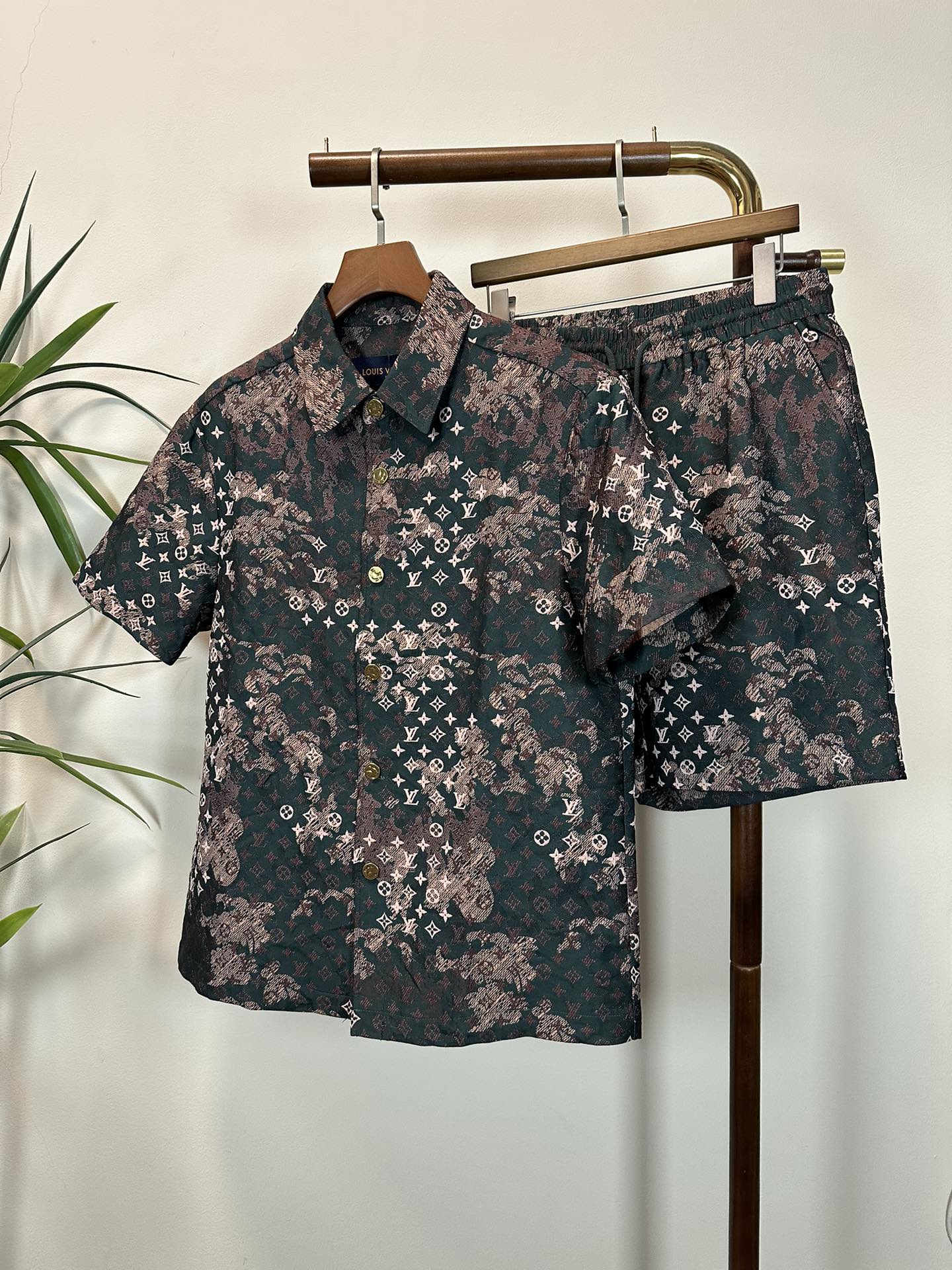 NO:137375,One set is not sold, LV Louis Vuitton, top quality, the same style on the official website, complete with three standards!  2025 Spring and Summer New Men's Set Fashionable and Casual High-end Version!  Customized fabrics in counters are impeccable in details, and the brand elements design concept reflects high quality. The feel is delicate and soft!  It is casually cut, with a great upper body style!  Count 48-56, louis vuitton,louis vuitton,alexander wang19860909一套不拆卖 LV 路易威登 顶级品质 官网同款,三标齐全！2025春夏新款男士套装 时尚休闲高端版本！专柜定制面料 细节无可挑剔,品牌元素设计理念,体现高品质.手感细腻柔软！呈现休闲裁剪,上身版型超赞！码数48-56,,louis vuitton,louis vuitton,alexander wang,Men's clothing