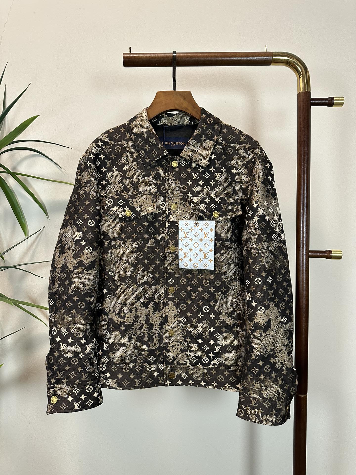 NO:137402,LV Louis Vuitton Top Quality The same model on the official website, complete with three standards!  2025 spring and summer new men's jacket, fashionable and casual high-end version!  Customized fabrics in counters are impeccable in details, and the brand elements design concept reflects high quality. The feel is delicate and soft!  It is casually cut, with a great upper body style!  Count 48-56, louis vuitton,louis vuitton,jackets & coats,jackets & coats,alexander wang19860909LV 路易威登 顶级品质 官网同款,三标齐全！2025春夏新款男士夹克外套,时尚休闲高端版本！专柜定制面料 细节无可挑剔,品牌元素设计理念,体现高品质.手感细腻柔软！呈现休闲裁剪,上身版型超赞！码数48-56,,louis vuitton,louis vuitton,jackets & coats,jackets & coats,alexander wang,Men's clothing