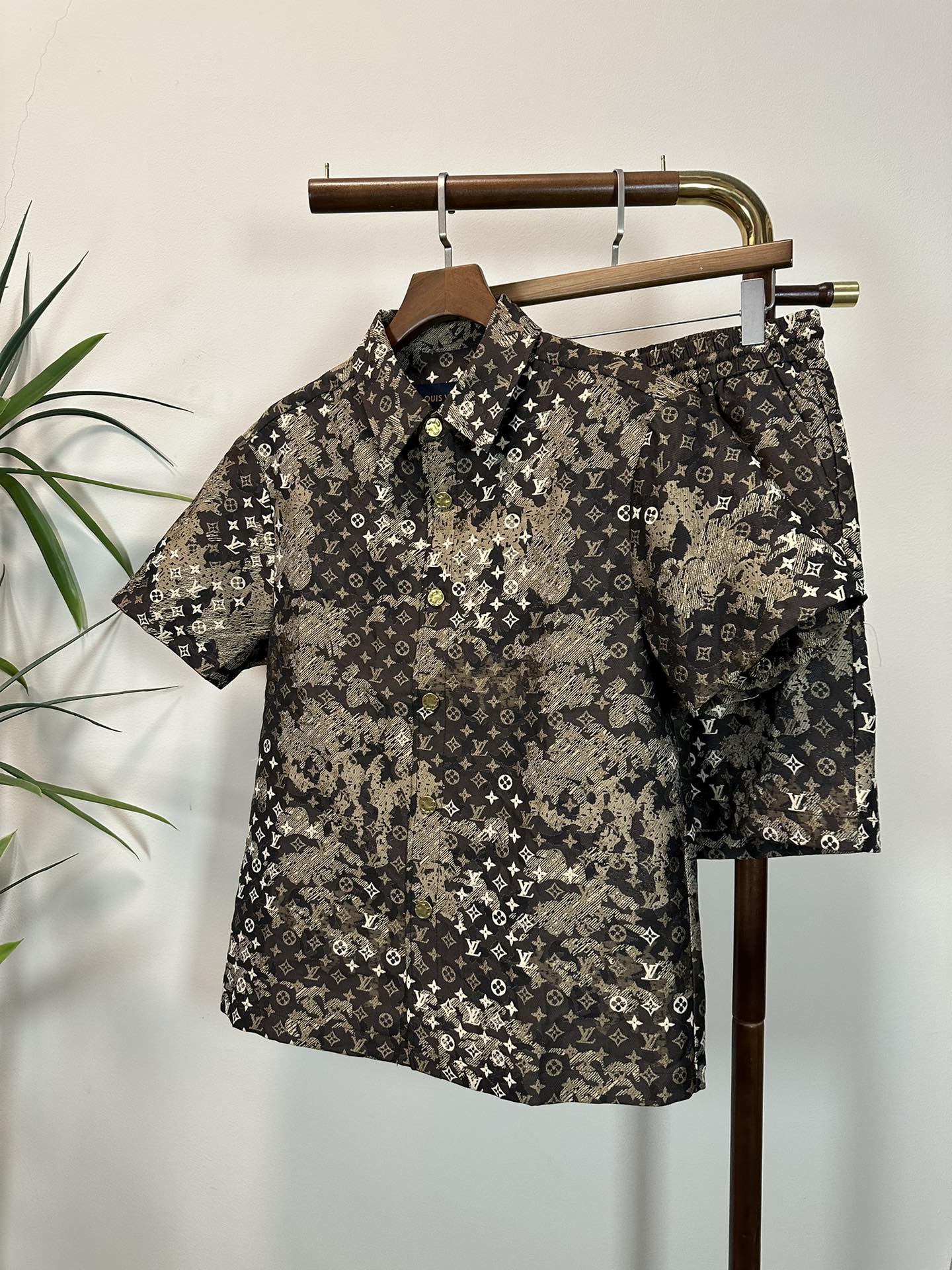 NO:162826,One set is not sold, LV Louis Vuitton, top quality, the same style on the official website, complete with three standards!  2025 Spring and Summer New Men's Set Fashionable and Casual High-end Version!  Customized fabrics in counters are impeccable in details, and the brand elements design concept reflects high quality. The feel is delicate and soft!  It is casually cut, with a great upper body style!  Count 48-56, louis vuitton,louis vuitton,alexander wang19860909一套不拆卖 LV 路易威登 顶级品质 官网同款,三标齐全！2025春夏新款男士套装 时尚休闲高端版本！专柜定制面料 细节无可挑剔,品牌元素设计理念,体现高品质.手感细腻柔软！呈现休闲裁剪,上身版型超赞！码数48-56,,louis vuitton,louis vuitton,alexander wang,Men's clothing