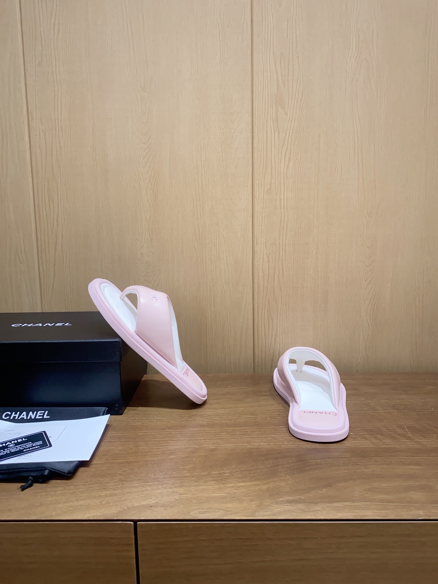 Elegant Chanel Pink Lambskin Flip Flops: Summer Comfort & Style (Sizes 35-40) 8 i1743324671 7105 1